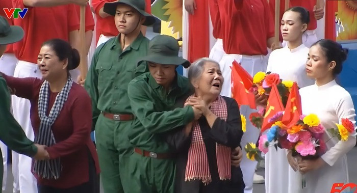 NSƯT Lê Thiện gây xúc động với hình ảnh bà mẹ đón con về ở tiết mục Màu hoa đỏ. NSƯT Lê Thiện gây xúc động với hình ảnh bà mẹ đón con về ở tiết mục Màu hoa đỏ.