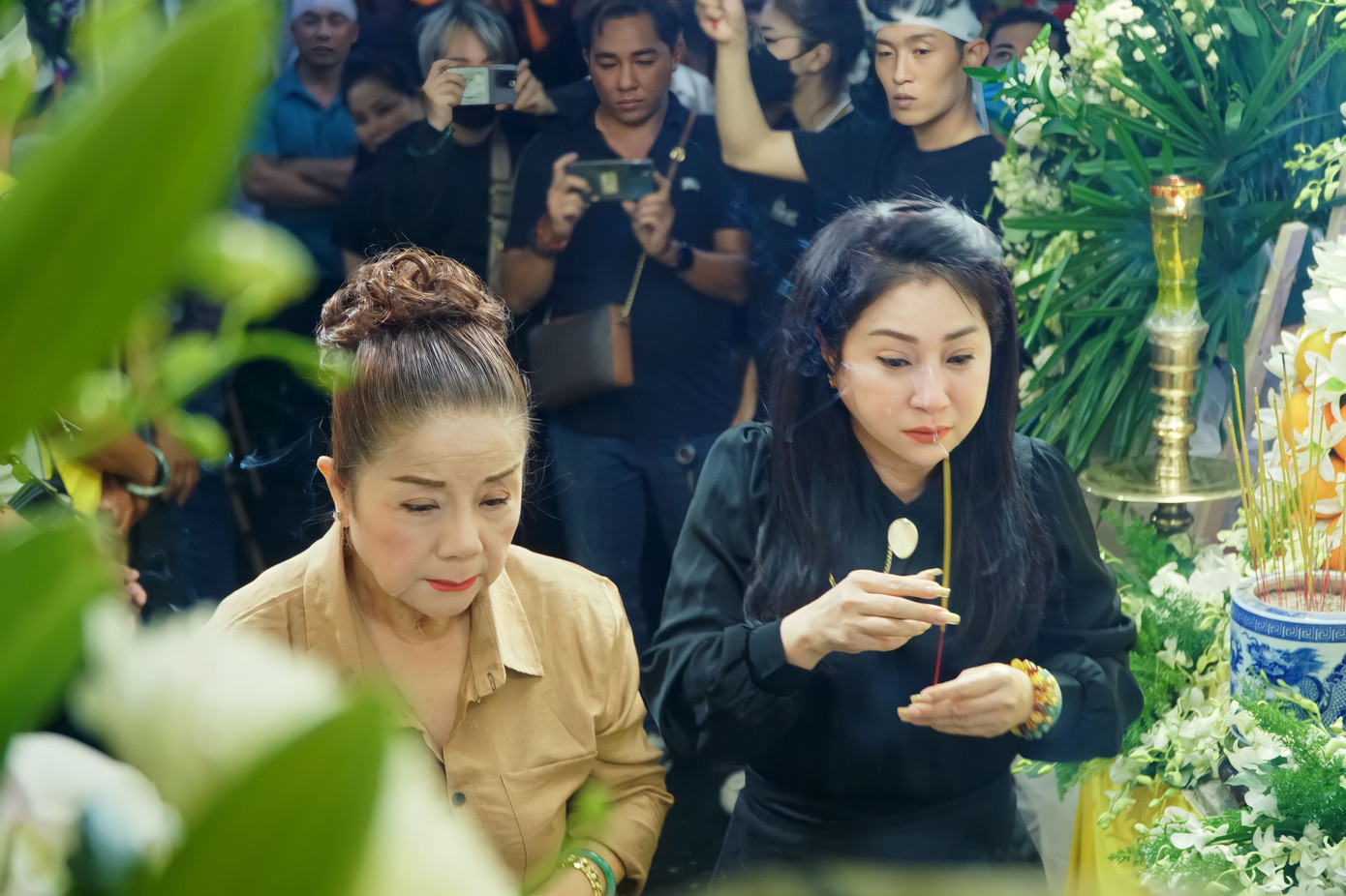 NSND Thoại Miêu và NSƯT Thoại Mỹ khóc nghẹn khi viếng Vũ Linh. Sau khi Tài Linh đi Mỹ, Thoại Mỹ là cô đào đồng hành cùng Vũ Linh trong nhiều vở tuồng. Cô chia sẻ có nhiều kỷ niệm với anh Năm trong các chuyến lưu diễn miền Tây, hát chầu. Ảnh: Phạm Thành Trung. NSND Thoại Miêu và NSƯT Thoại Mỹ khóc nghẹn khi viếng Vũ Linh. Sau khi Tài Linh đi Mỹ, Thoại Mỹ là cô đào đồng hành cùng Vũ Linh trong nhiều vở tuồng. Cô chia sẻ có nhiều kỷ niệm với anh Năm trong các chuyến lưu diễn miền Tây, hát chầu. Ảnh: Phạm Thành Trung.