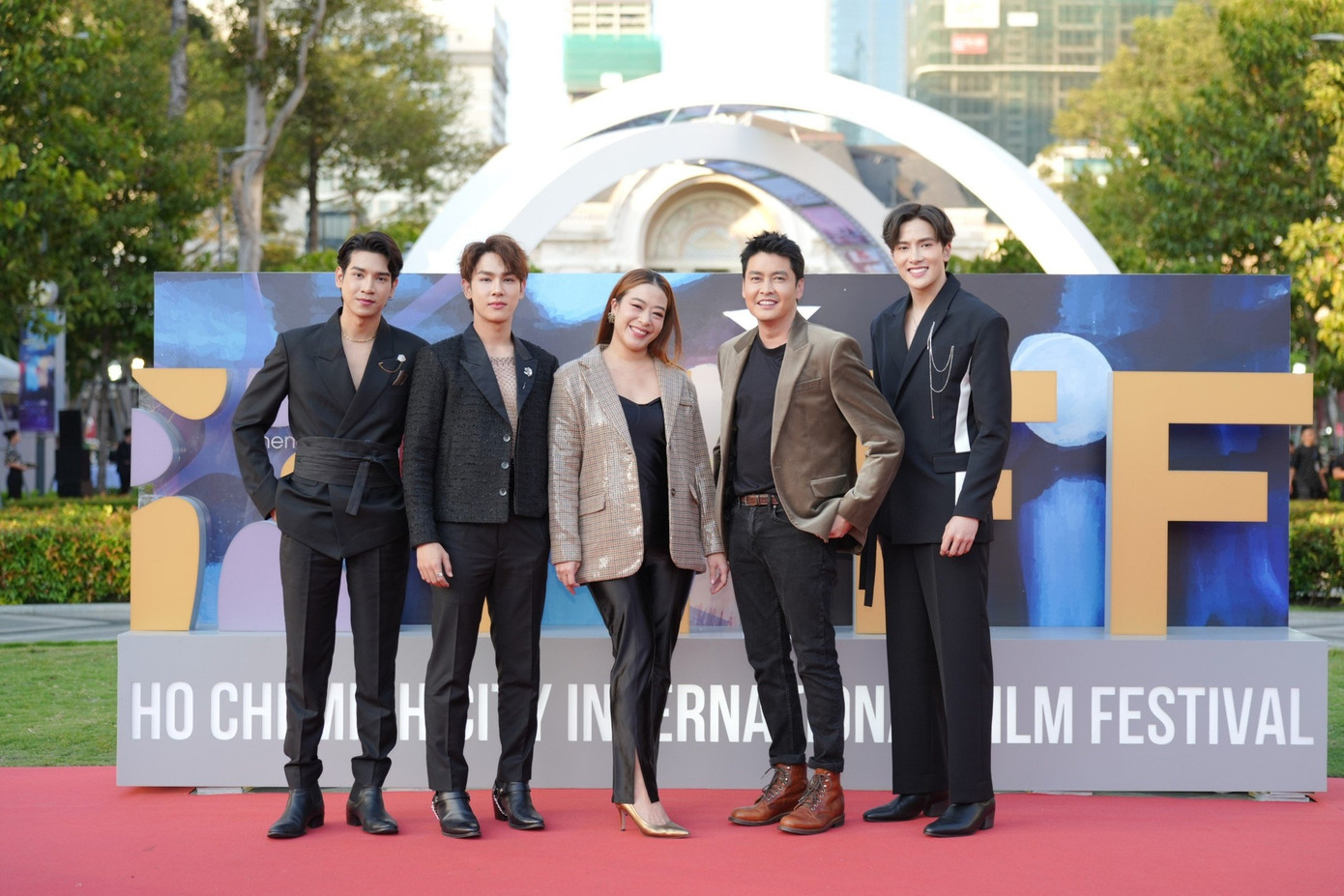 Ngoài dàn nghệ sĩ Việt, buổi khai mạc Liên hoan phim Quốc tế TPHCM có đến hàng trăm diễn viên, nghệ sĩ từ Thái Lan, Hàn Quốc... Ngoài dàn nghệ sĩ Việt, buổi khai mạc Liên hoan phim Quốc tế TPHCM có đến hàng trăm diễn viên, nghệ sĩ từ Thái Lan, Hàn Quốc...