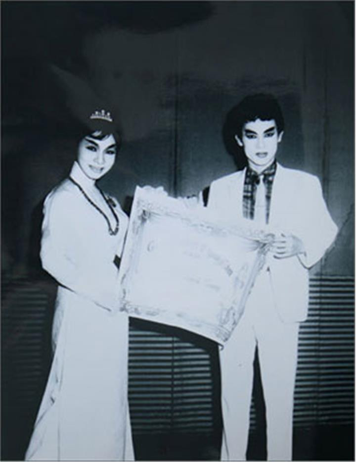 NSND Diệp Lang (trái) và NSND Bạch Tuyết trong lễ trao giải Thanh Tâm năm 1963.