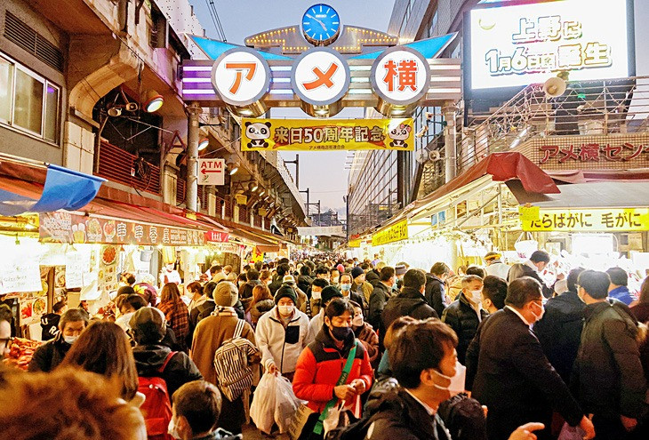 Thành phố đông dân nhất thế giới: Theo thống kê của World Populations Review, Tokyo, Nhật Bản đang là thành phố đông dân nhất thế giới. Nếu muốn hòa mình vào nhịp sống bận rộn, đô thị luôn sáng đèn, len lỏi vào từng ngõ ngách chỗ nào cũng có người, Tokyo là điểm đến không thể bỏ qua với những tín đồ đam mê du lịch.