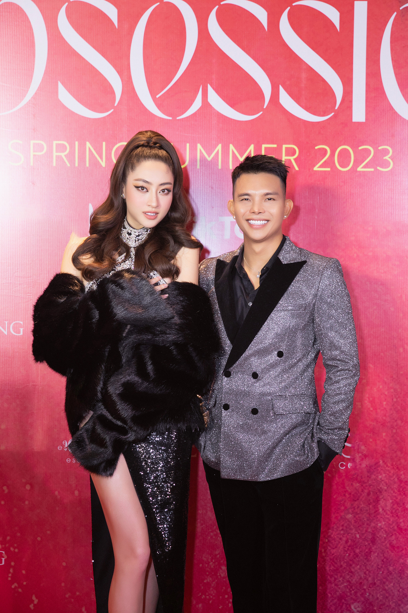 Hoa hậu Lương Thùy Linh khoe đôi chân dài 1,22 m trong thiết kế mang dấu ấn thời trang cổ điển. Họa tiết áo lông làm tăng vẻ quyến rũ cho nàng hậu sinh năm 2000.