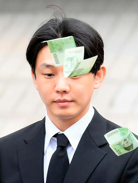 Yoo Ah In bị ném tiền vào mặt khi ra tòa. Yoo Ah In bị ném tiền vào mặt khi ra tòa.