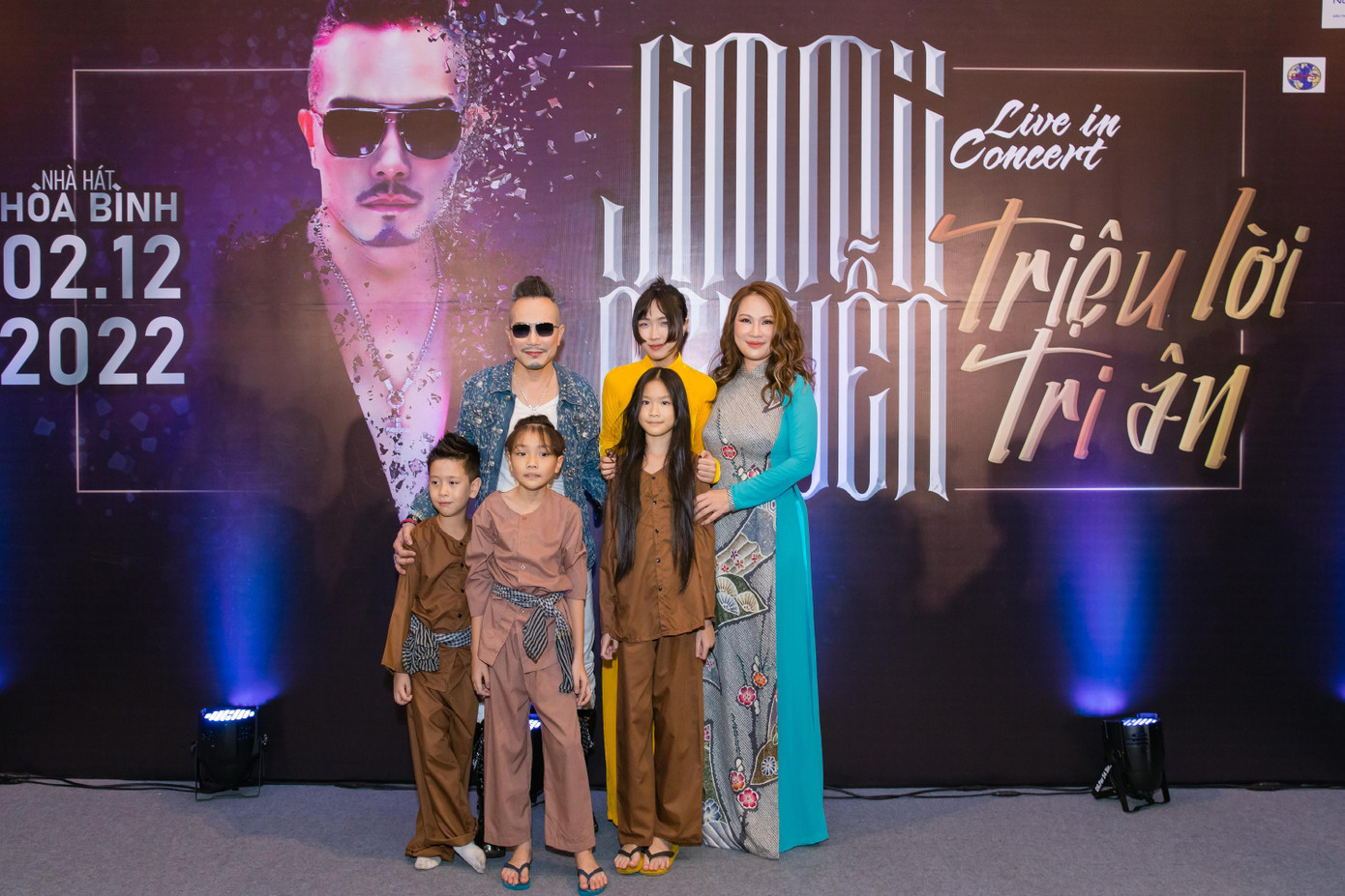 Đêm nhạc Triệu lời tri ân của Jimmii Nguyễn diễn ra tối 2/12 tại Nhà hát Hòa Bình, TP.HCM. Live concert là lời tri ân của nam ca sĩ đến khán giả sau ba thập kỷ đi hát. Đêm nhạc được nam ca sĩ ấp ủ suốt hai năm. Trong ảnh là vợ chồng Jimmii Nguyễn - Ngọc Phạm và các con.
