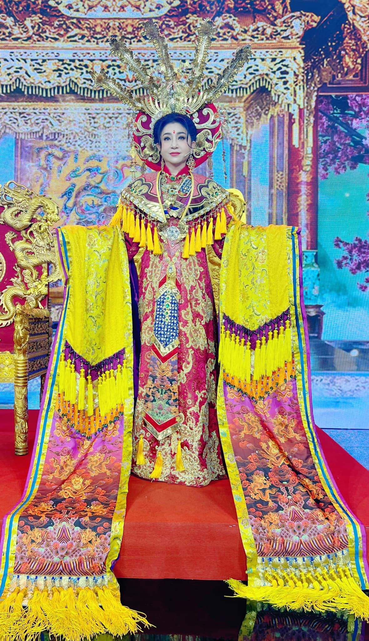 Tạo hình của Thoại Mỹ và dàn nghệ sĩ ở chương trình mừng năm mới Ất Tỵ. Tạo hình của Thoại Mỹ và dàn nghệ sĩ ở chương trình mừng năm mới Ất Tỵ.