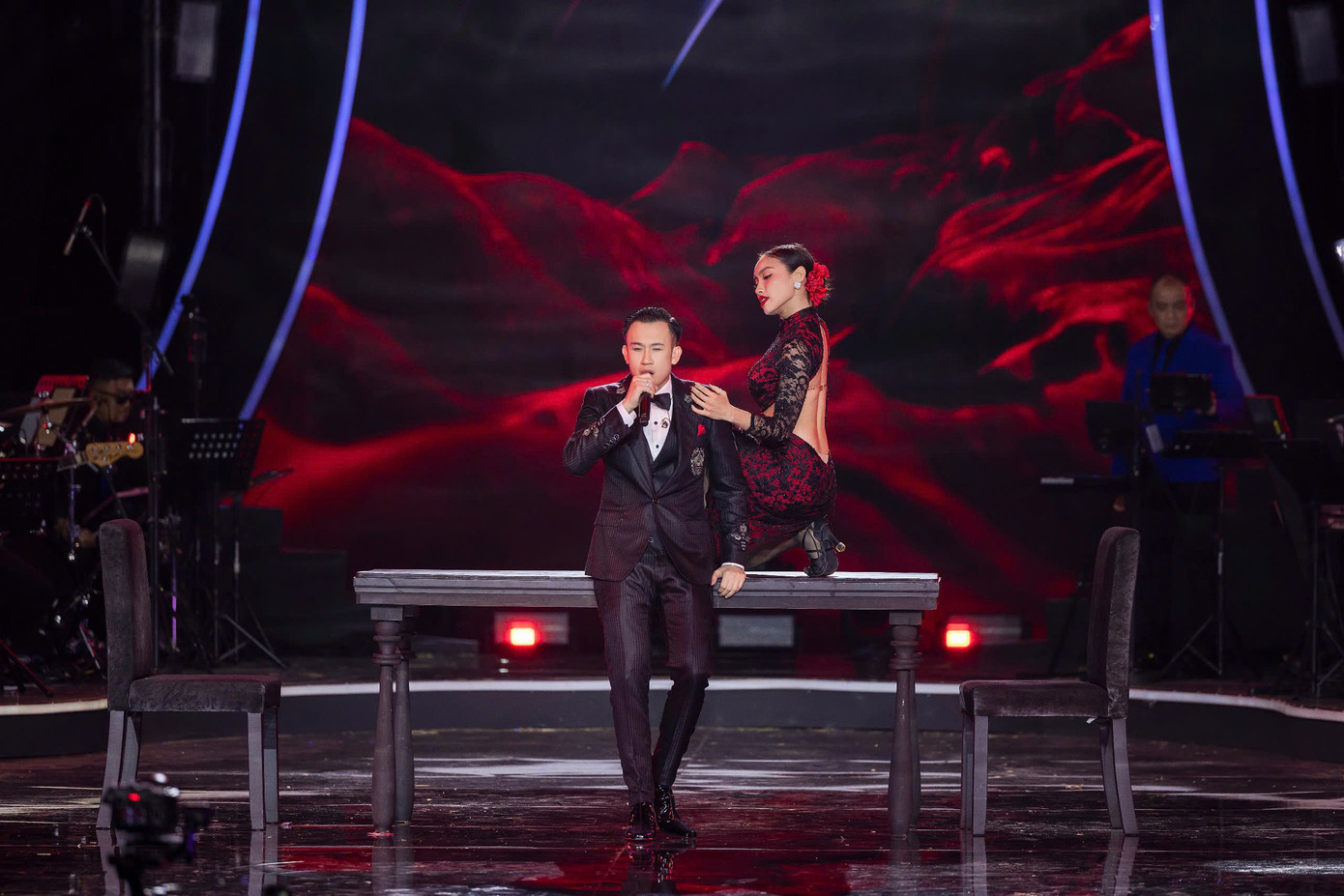 Tiết mục đơn ca Đàn bà của Dương Triệu Vũ.