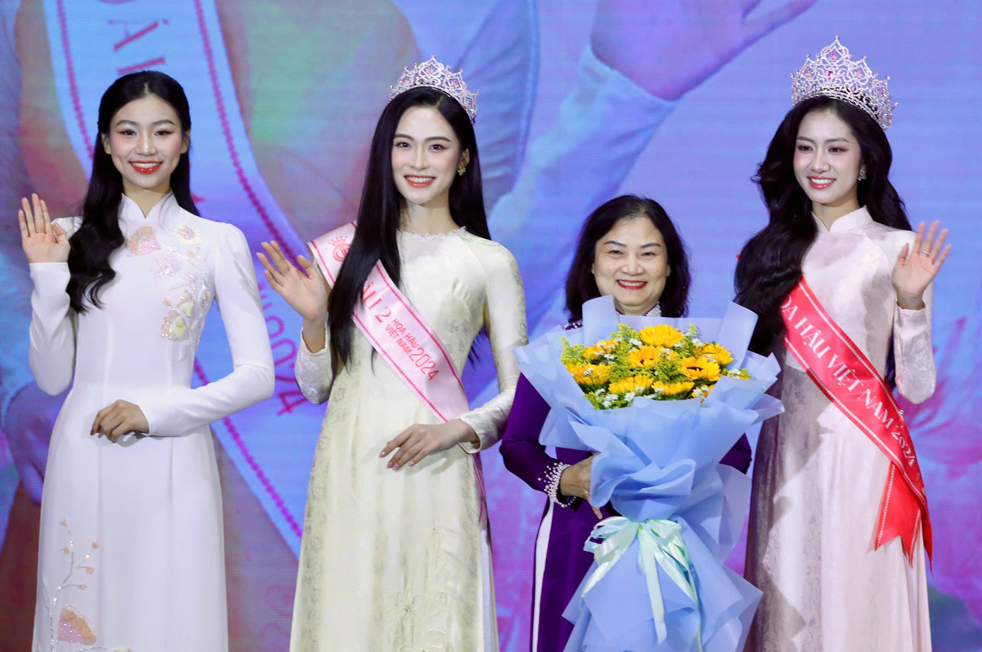 Top 15 Hoa hậu Việt Nam Huyền Cơ cùng Á hậu Vân Nhi và đương kim Hoa hậu Hà Trúc Linh tặng hoa tri ân giảng viên Đại học Tài chính - Marketing.