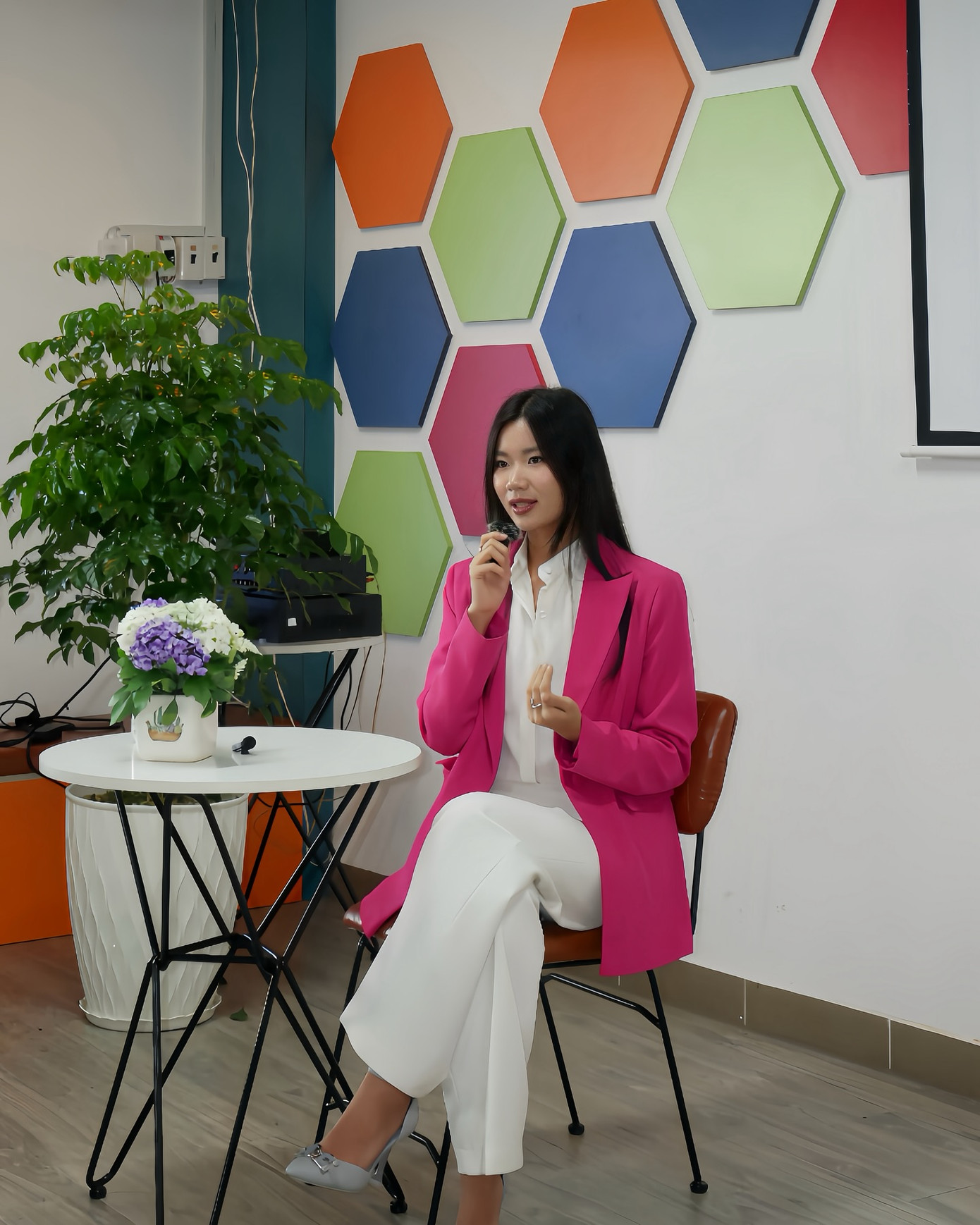 Á hậu Hồng Đăng tại workshop lan tỏa văn hóa hùng biện, ngoại giao bằng tiếng Anh.