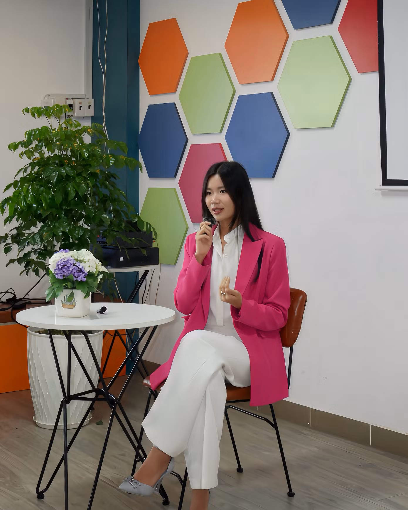 Á hậu Hồng Đăng tại workshop lan tỏa văn hóa hùng biện, ngoại giao bằng tiếng Anh. Á hậu Hồng Đăng tại workshop lan tỏa văn hóa hùng biện, ngoại giao bằng tiếng Anh.