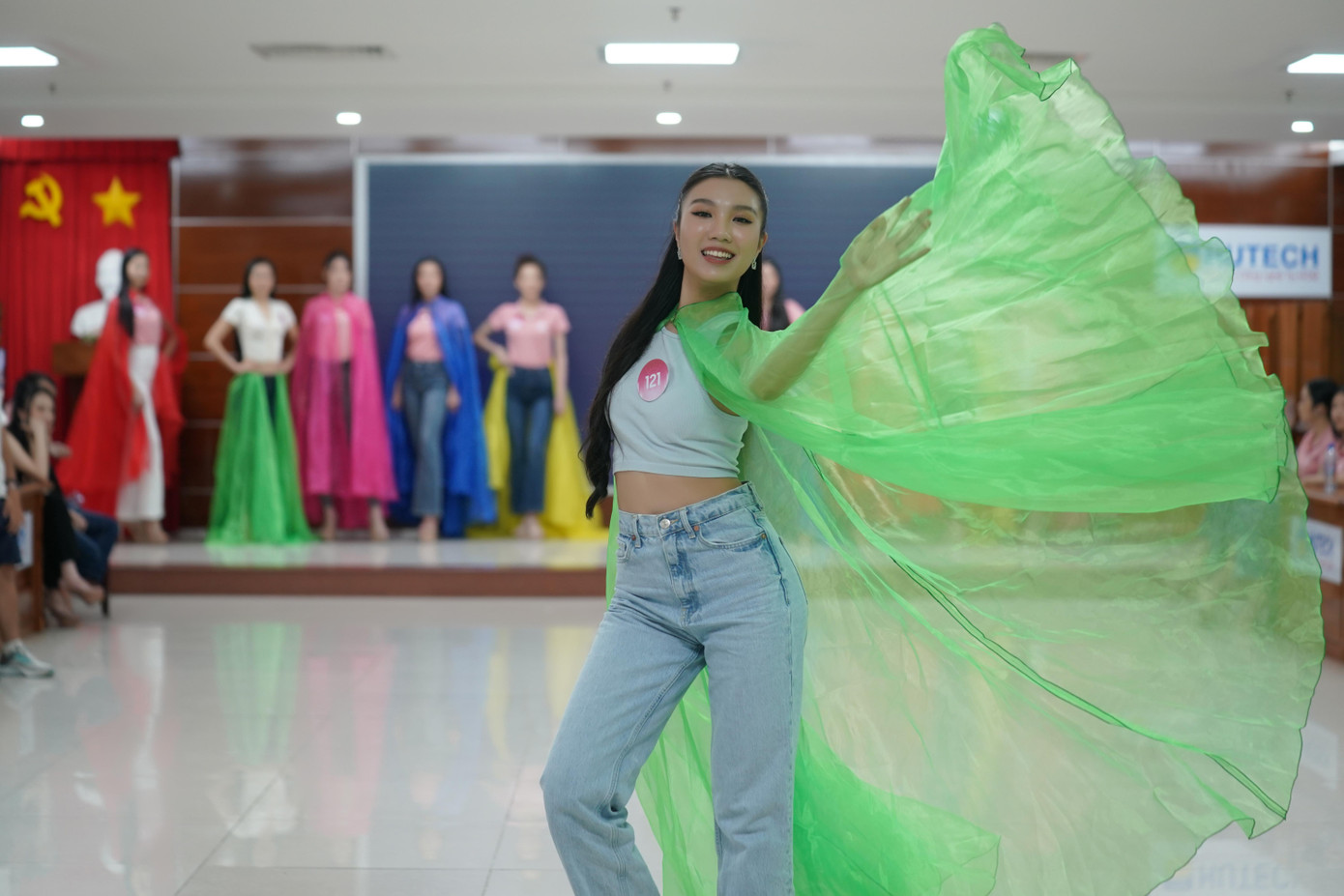 Thí sinh Lê Thanh Trúc (SBD 121) xử lý tà tạo thành vòng cung đẹp mắt. Trước đó, các thí sinh mất khoảng 30 phút để làm quen với cách catwalk nâng cao, xử lý trang phục rườm rà.