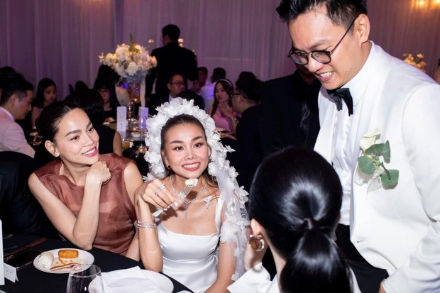 Hồ Ngọc Hà trò chuyện với khách trong đám cưới của người bạn thân Thanh Hằng.