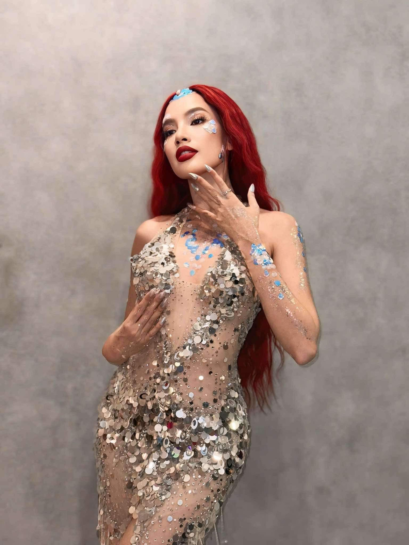 Lê Hoàng Phương nhận lời khen từ khán giả với tạo hình nàng tiên cá. Hoa hậu sinh năm 1995 đầu tư mái tóc đỏ giống phiên bản hoạt hình Disney. Trang phục xẻ sâu, đính sequins lấp lánh được cô tận dụng từ bộ váy trong đêm bán kết Hoa hậu Hòa bình Việt Nam 2023.