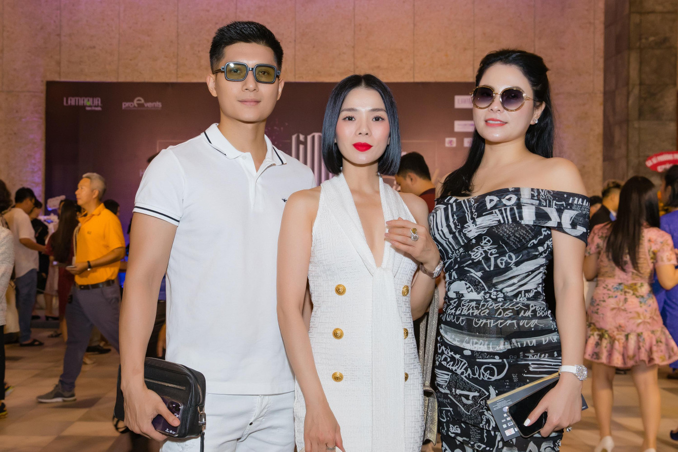 Nhiều sao Việt có mặt tại đêm nhạc của Jimmii Nguyễn để chúc mừng đàn anh. Lệ Quyên và Lâm Bảo Châu diện đồ ton-sur-ton ở thảm đỏ sự kiện.