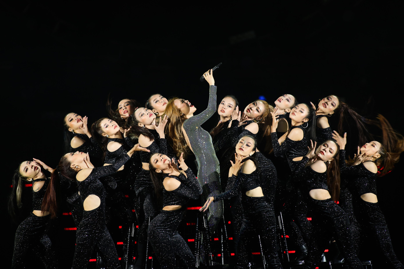 Theo thông tin từ ban tổ chức, Mỹ Tâm thay đến 20 bộ trang phục cùng hàng loạt phụ kiện. Cô biến hóa đa dạng để phù hợp với nội dung, cảm xúc âm nhạc thể hiện trên sân khấu.