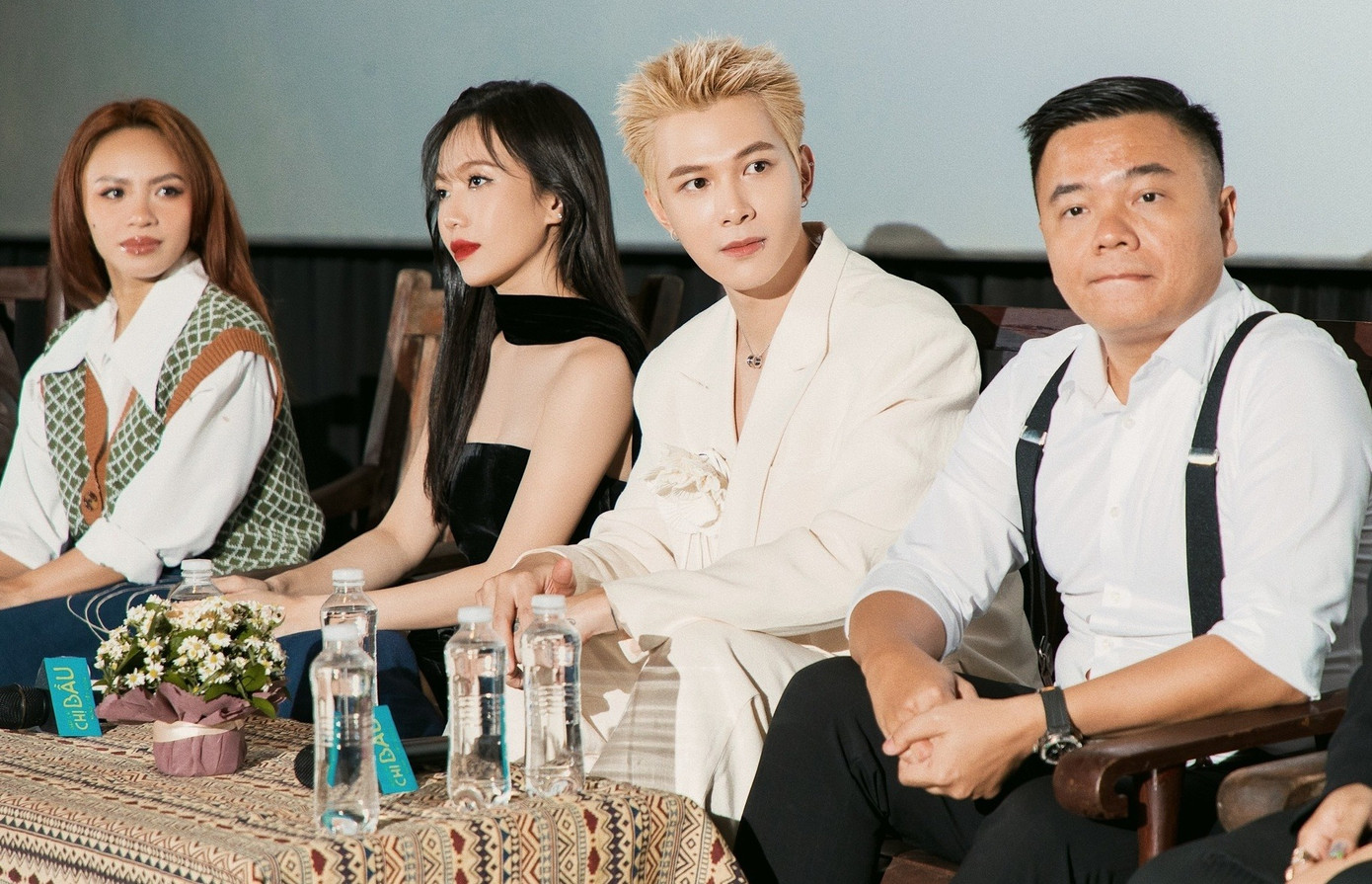 Đạo diễn Nhất Trung và dàn diễn viên tại buổi giới thiệu phim chiếu Tết Giáp Thìn.