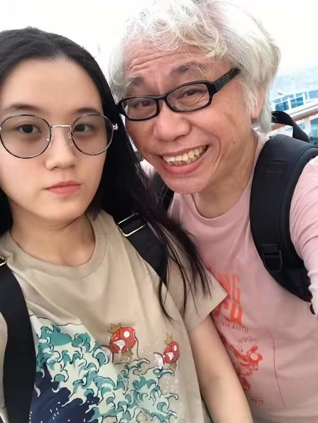 Sau thời gian chống chọi bệnh ung thư, cộng với sức khỏe kém sau khi mắc Covid-19, Lý Khôn Thành qua đời trong vòng tay của bạn gái. Theo QQ, nam nhạc sĩ chuẩn bị giấy đăng ký kết hôn và ký tên trước khi nhập viện. Chuyện tình được các bác sĩ, đội ngũ y tá chứng kiến và gây cảm động.