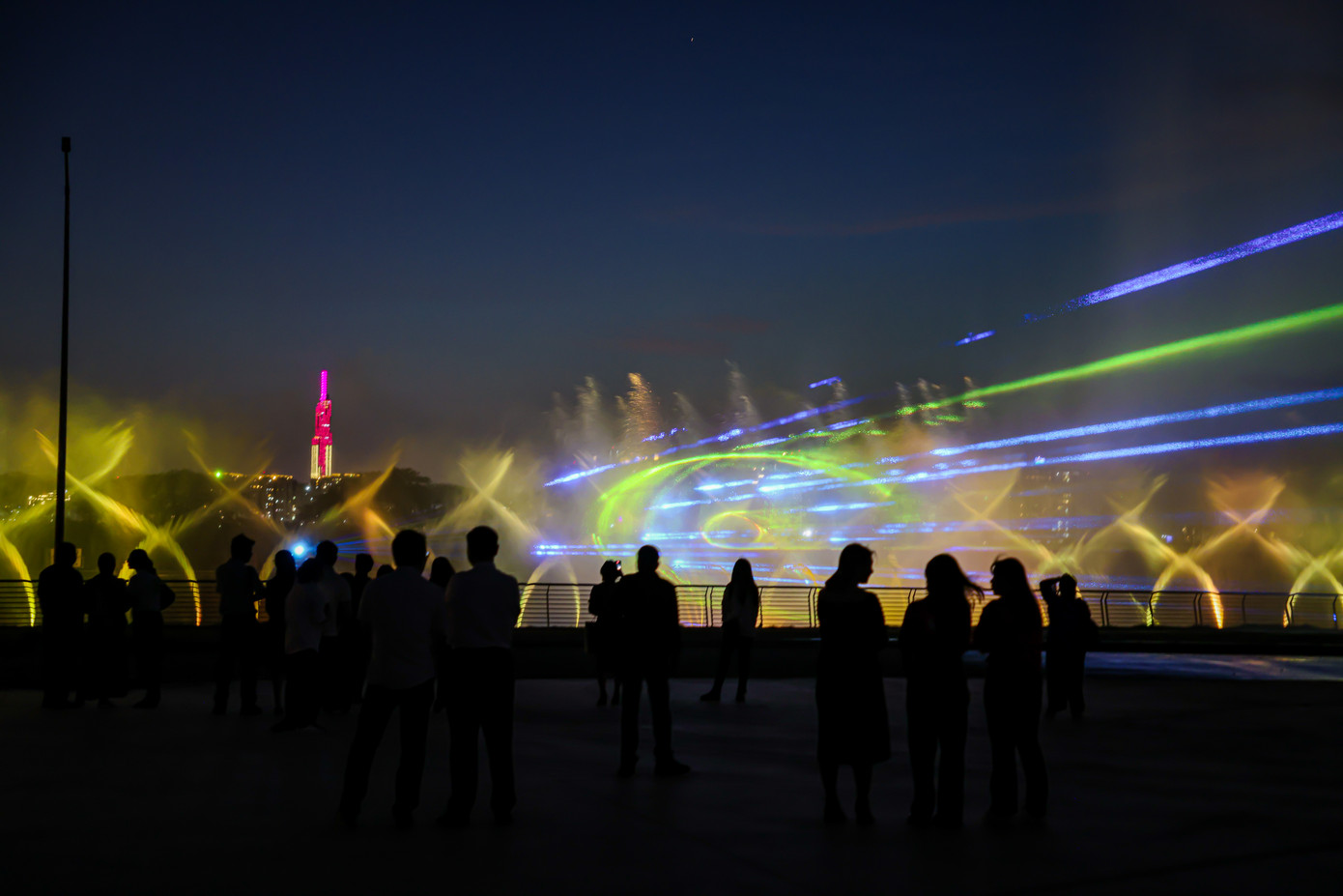 Pháo hoa và nhạc nước phục vụ hơn 50.000 người đến dự sự kiện. Pháo hoa và nhạc nước phục vụ hơn 50.000 người đến dự sự kiện.
