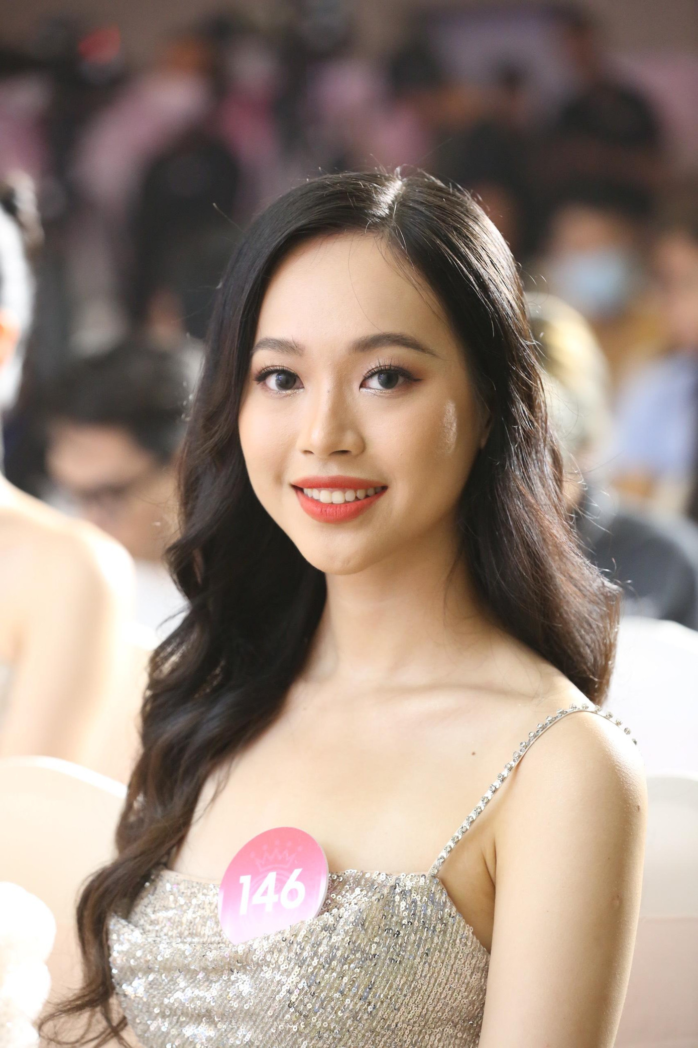 Trịnh Thùy Linh khoe vẻ đẹp ngọt ngào trong buổi họp báo. Thí sinh mang số báo danh 146 có nét nhẹ nhàng và duyên dáng.