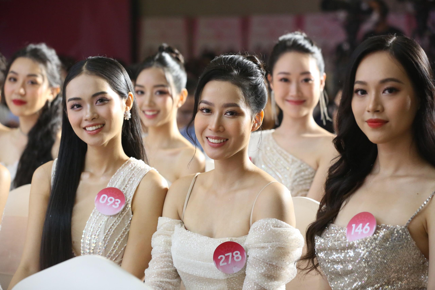 Họp báo công bố vương miện và vật phẩm đăng quang của tân Hoa hậu Việt Nam 2022 diễn ra ngày 16/12 tại TP.HCM. Trong buổi gặp gỡ báo chí, 35 thí sinh khoe sắc với lối trang điểm nhẹ nhàng, trang phục sang trọng.