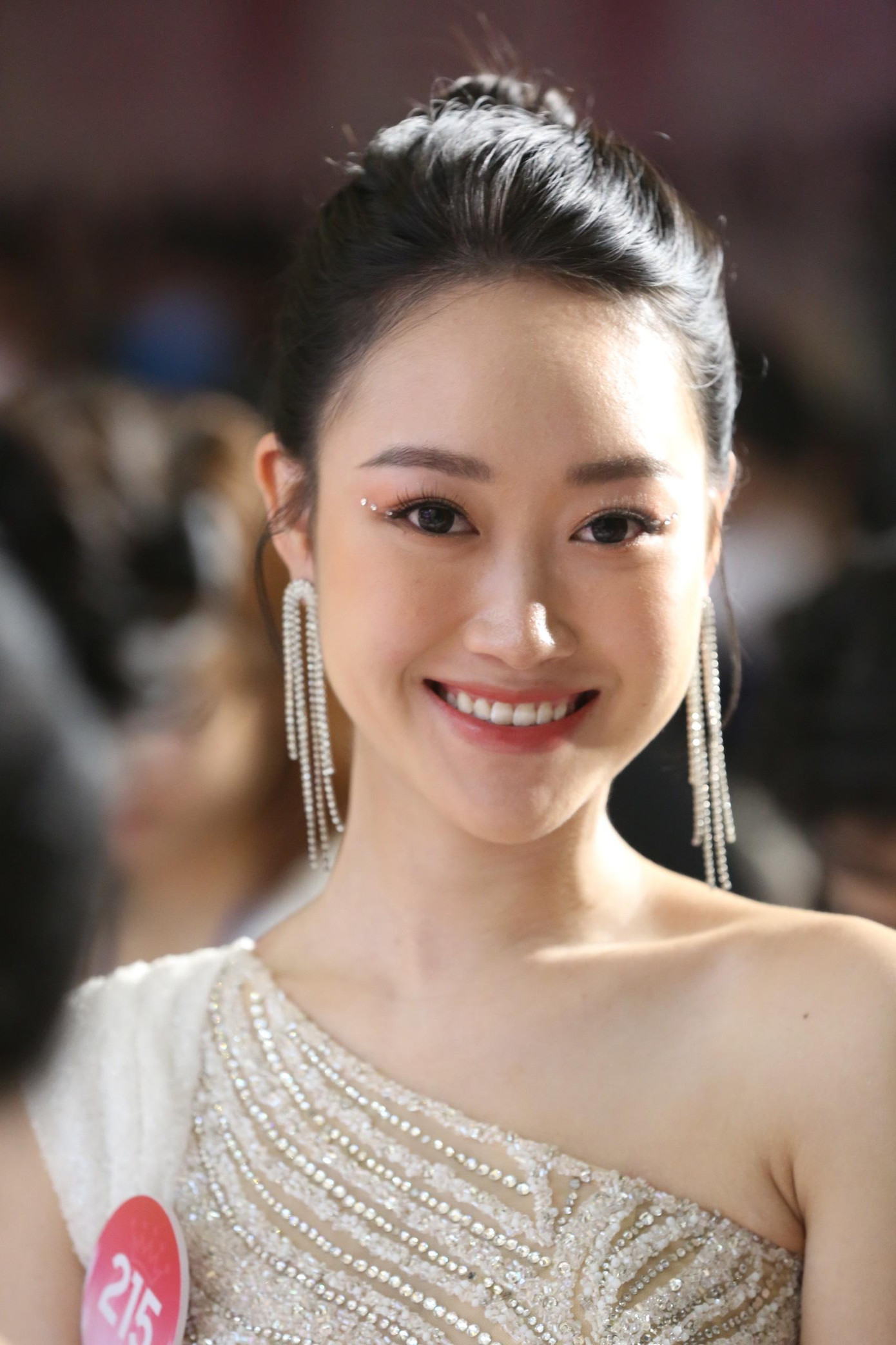 Phạm Thị Nhung diện trang phục lệch vai đến dự họp báo công bố vương miện.