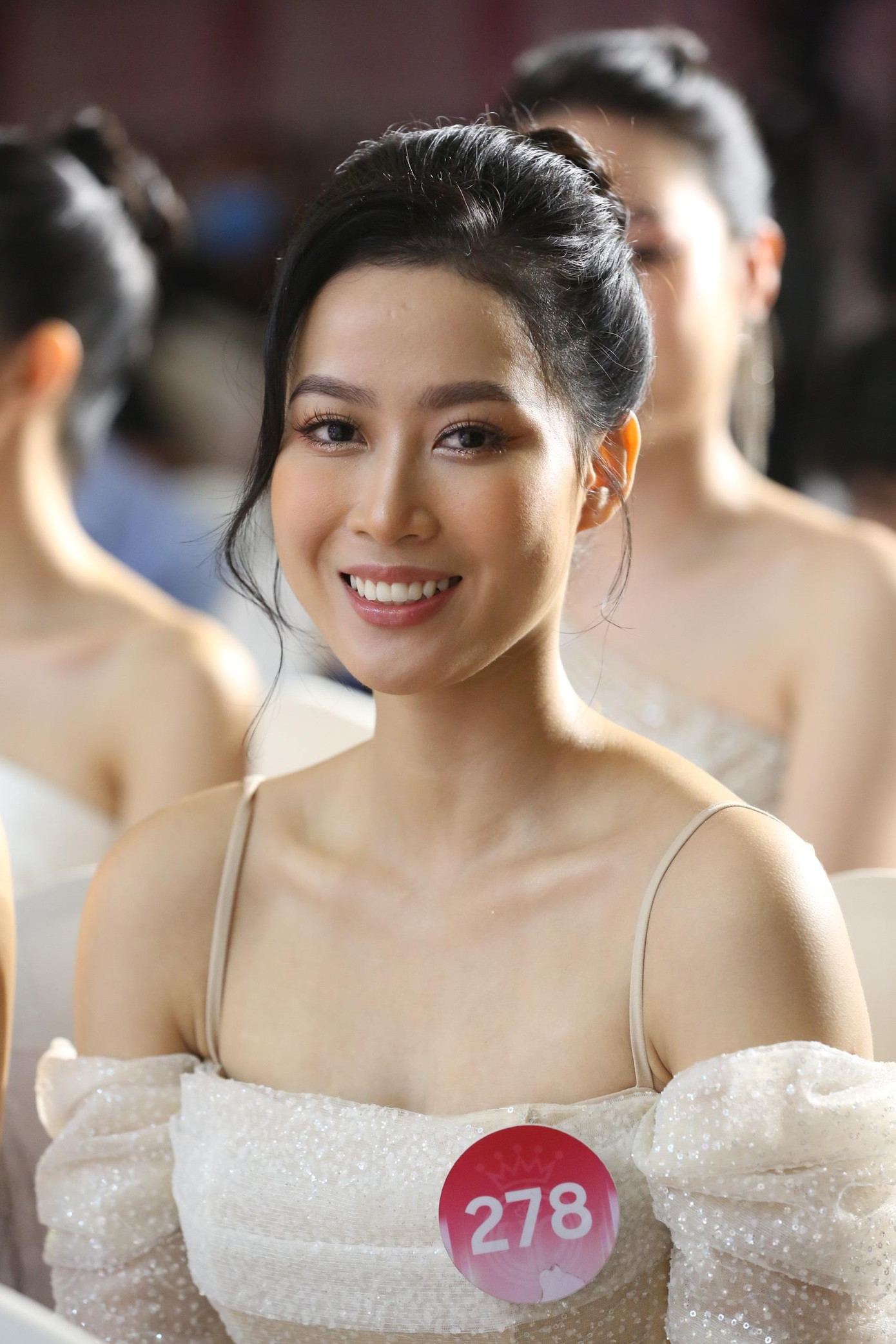 Phạm Phương Nhung (SBD 278) có gương mặt ăn ảnh. Cô diện trang phục hai dây để khoe xương quai xanh.