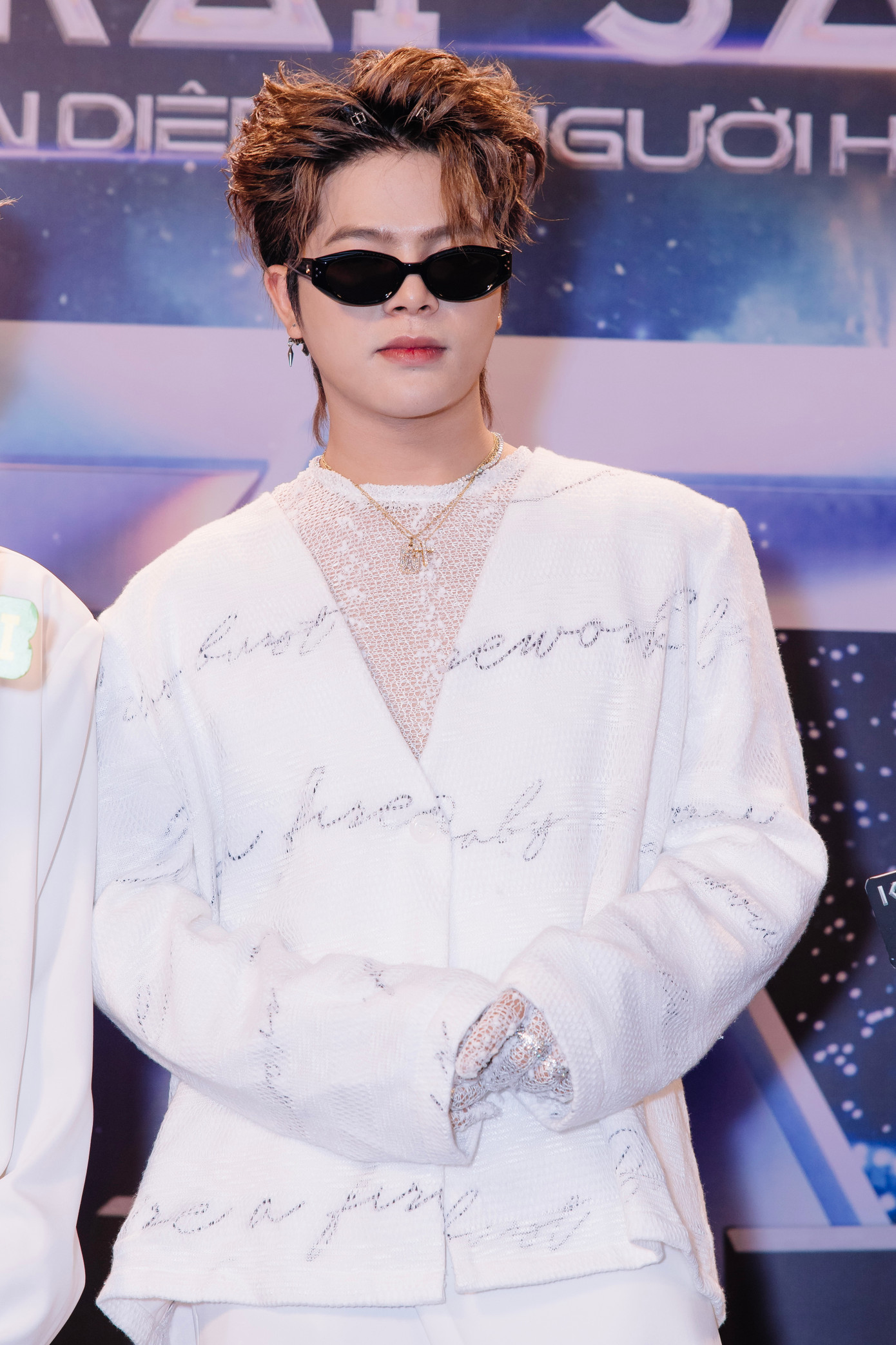 Quang Anh Rhyder diện nguyên cây trắng đến buổi ra mắt. Nam ca sĩ chọn kính đen làm phụ kiện, phong cách lưới tay độc lạ. Rhyder nói được xuất hiện trong bộ phim chiếu rạp là ước mơ từ bé. &quot;Tôi được xem lại những khoảnh khắc, góc nhìn đôi khi bỏ lỡ ở concert. Tôi khóc và hãnh diện rất nhiều&quot;, nam ca sĩ nói.