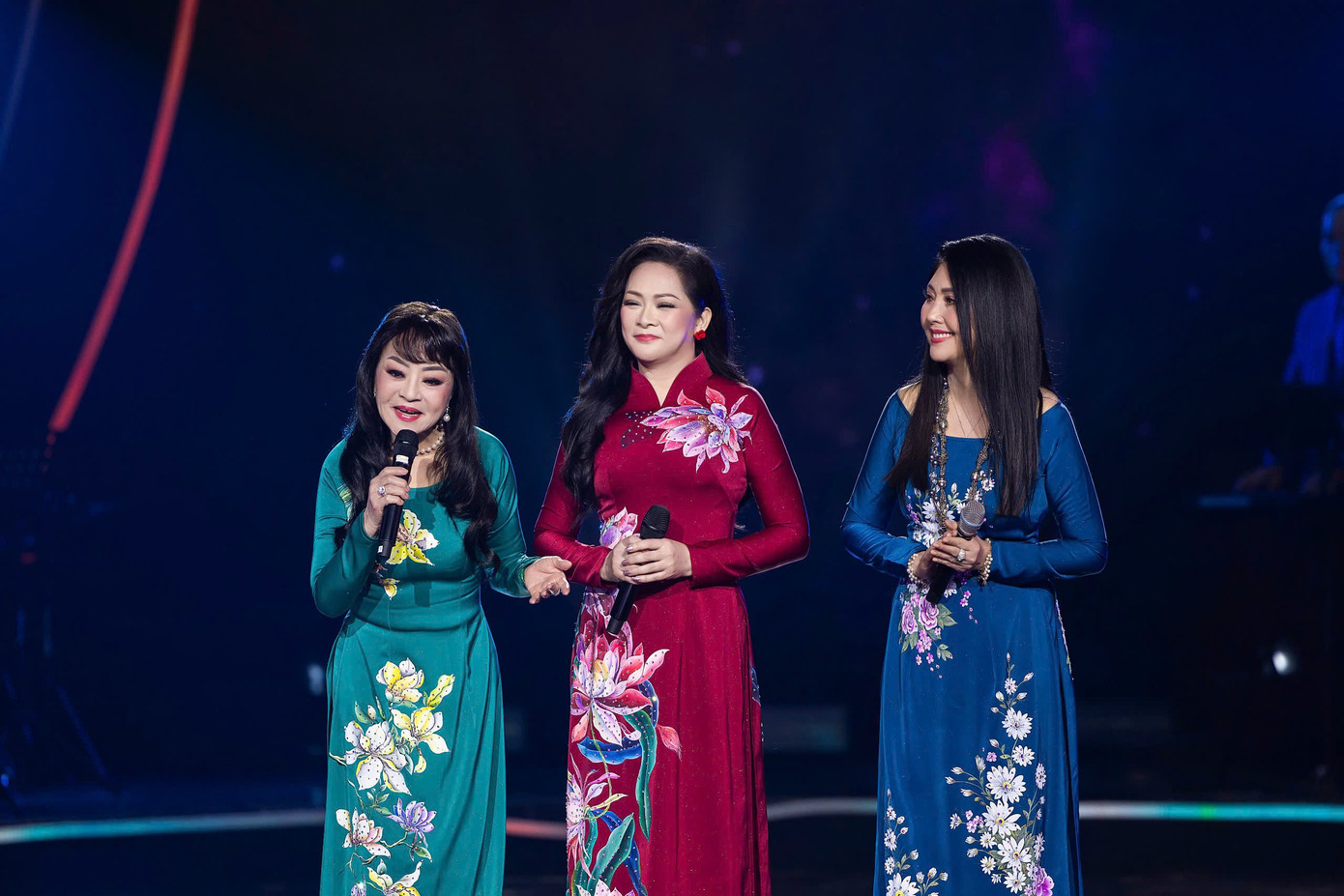 Bộ ba Hương Lan, Họa Mi và Như Quỳnh gửi đến khán giả ca khúc nổi tiếng Hoa nở về đêm của tác giả Mạnh Phát. Khán giả nhận định đây là sự kết hợp của các giọng ca tiêu biểu dòng nhạc bolero ít sân khấu nào ở Việt Nam có được.