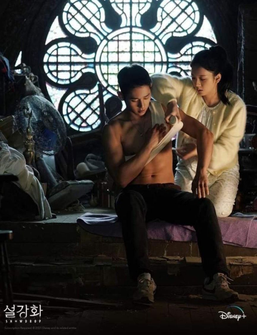 Jisoo lần đầu đóng chính cùng Jung Hae In trong Snowdrop. Jisoo lần đầu đóng chính cùng Jung Hae In trong Snowdrop.