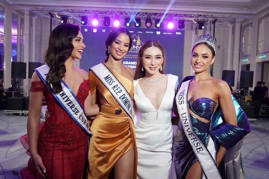 Bà chủ Miss Universe cùng Top 3 Hoa hậu Hoàn vũ 2022. Bà chủ Miss Universe cùng Top 3 Hoa hậu Hoàn vũ 2022.