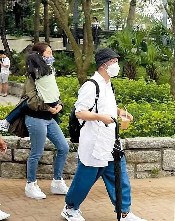 Hình ảnh khiến Trương Vệ Kiện vướng tin có vợ bé và con riêng. Hình ảnh khiến Trương Vệ Kiện vướng tin có vợ bé và con riêng.