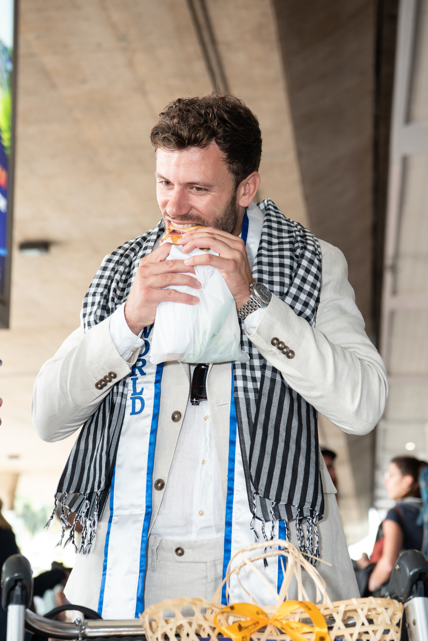 Ngay khi được tặng quà, Nam vương Thế giới Tây Ban Nha hào hứng thưởng thức đặc sản bánh mì Việt Nam.