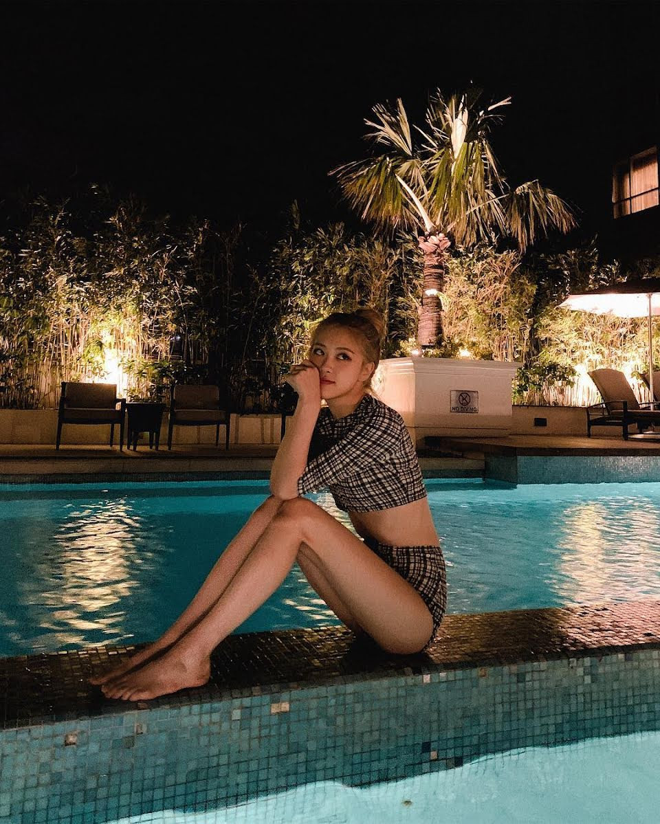 Trong lần khác, Rosé đăng ảnh thả dáng ở hồ bơi. Cô khoe khéo đôi chân dài trong bộ đồ tắm hai mảnh.