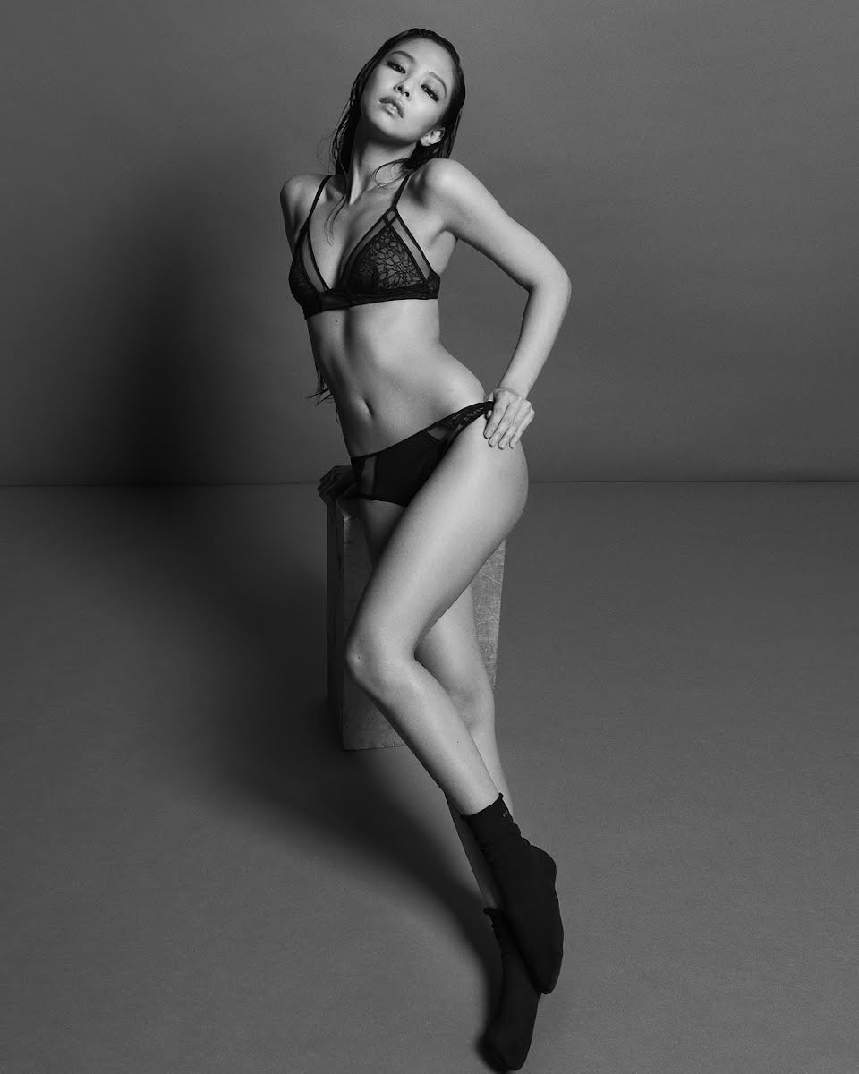 Jennie không có chiều cao quá nổi bật, nhưng nhờ thường xuyên tập luyện, nữ ca sĩ nhiều lần khoe eo thon trong loạt ảnh quảng cáo.