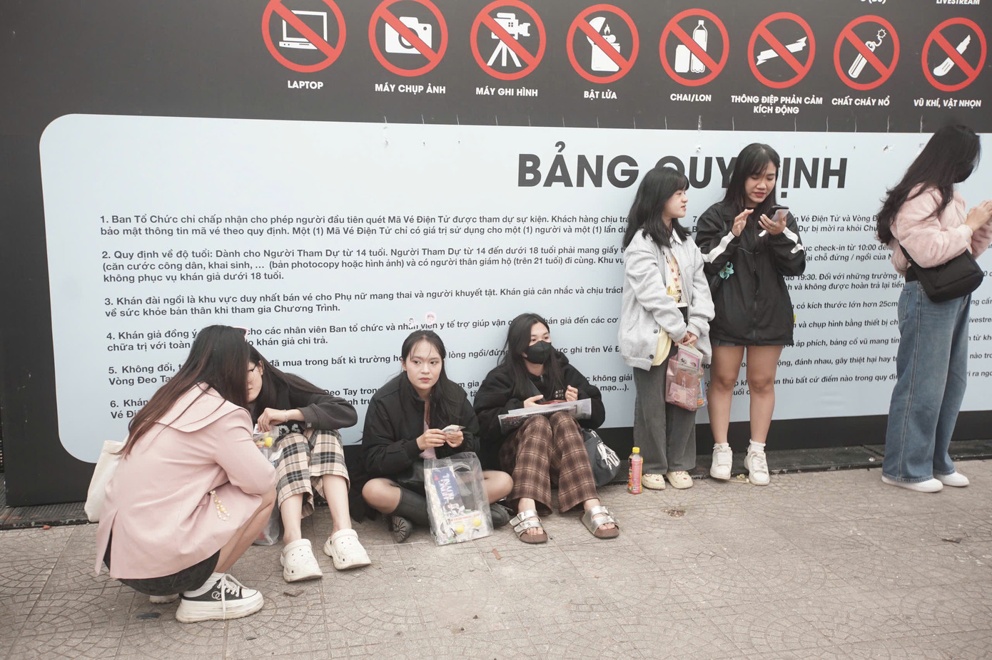 Concert Anh trai say hi diễn ra lúc 19h ngày 7/12. Từ khoảng 5h sáng, hàng nghìn người đổ về sân vận động Mỹ Đình xếp hàng đổi vé xem concert của 30 anh trai. Ghi nhận đến khoảng 16h30, nhiều khán giả hạng vé đứng vào sân từ sớm, phải ngồi la liệt quanh khu vực đổi vé.