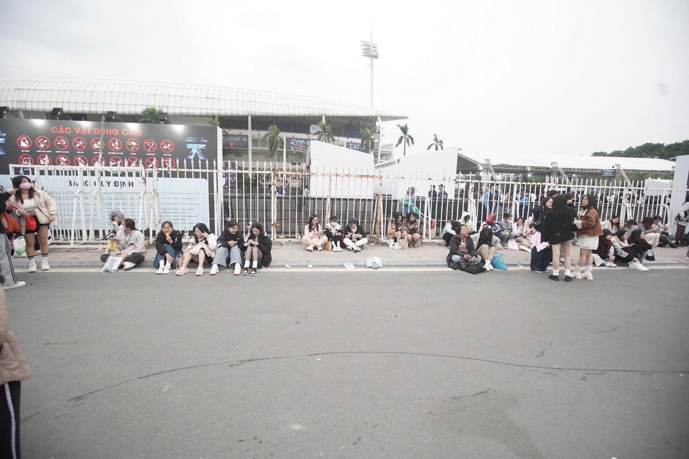 Quang cảnh khán giả ngồi xung quanh khu vực sân khấu, đếm ngược hơn 3 tiếng bắt đầu show diễn. Tính đến 17h, nhiệt độ tại Hà Nội đang vào khoảng 19 độ C, trời rét. Khoảng 7-9h sáng, trời còn đổ mưa phùn.
