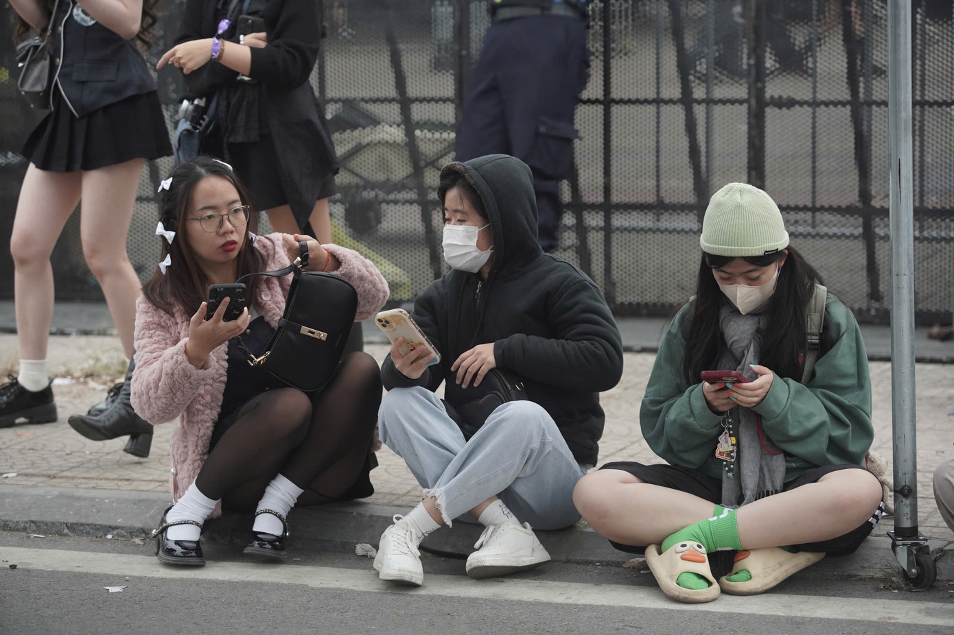 Tình trạng khán giả ngồi la liệt phổ biến ở các buổi concert, trước đó là concert của BlackPink ở sân Mỹ Đình, các đêm nhạc Anh trai say hi và Anh trai vượt ngàn chông gai tại TPHCM.