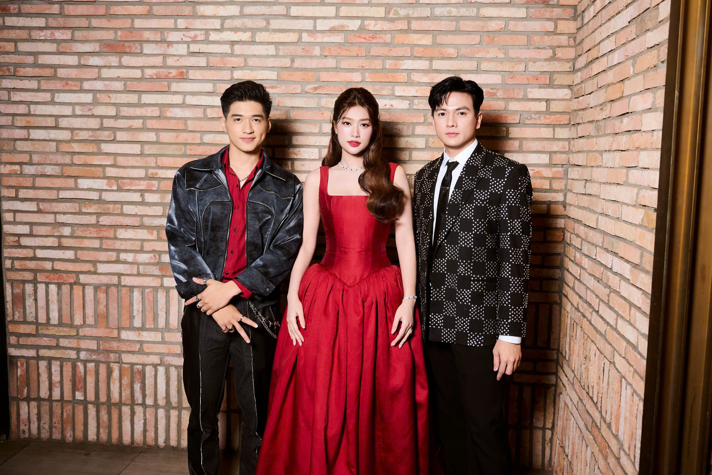 Thiên Ân nói cô áp lực khi diễn vai vừa giống nhưng vừa không giống ngoài đời. "Tôi phải đào sâu và hiểu rõ nhân vật hơn. Những gì trên màn ảnh là sự rung động của tôi với nhân vật. Tôi còn những thiếu sót, nhưng nhờ sự ủng hộ của anh chị, tôi mong truyền tải được sự chân thành đến khán giả", Thiên Ân chia sẻ.