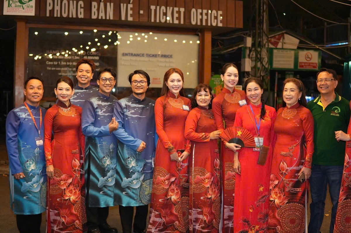 Dàn hoa hậu, nghệ sĩ như Hoa hậu Thanh Thủy, Tiểu Vy, NSND Kim Xuân, NSND Mỹ Uyên, đạo diễn Hoàng Nhật Nam, bà Phạm Kim Dung... diện áo dài đỏ rực, chuẩn bị hòa chung không khí hào hùng cùng người dân cả nước.