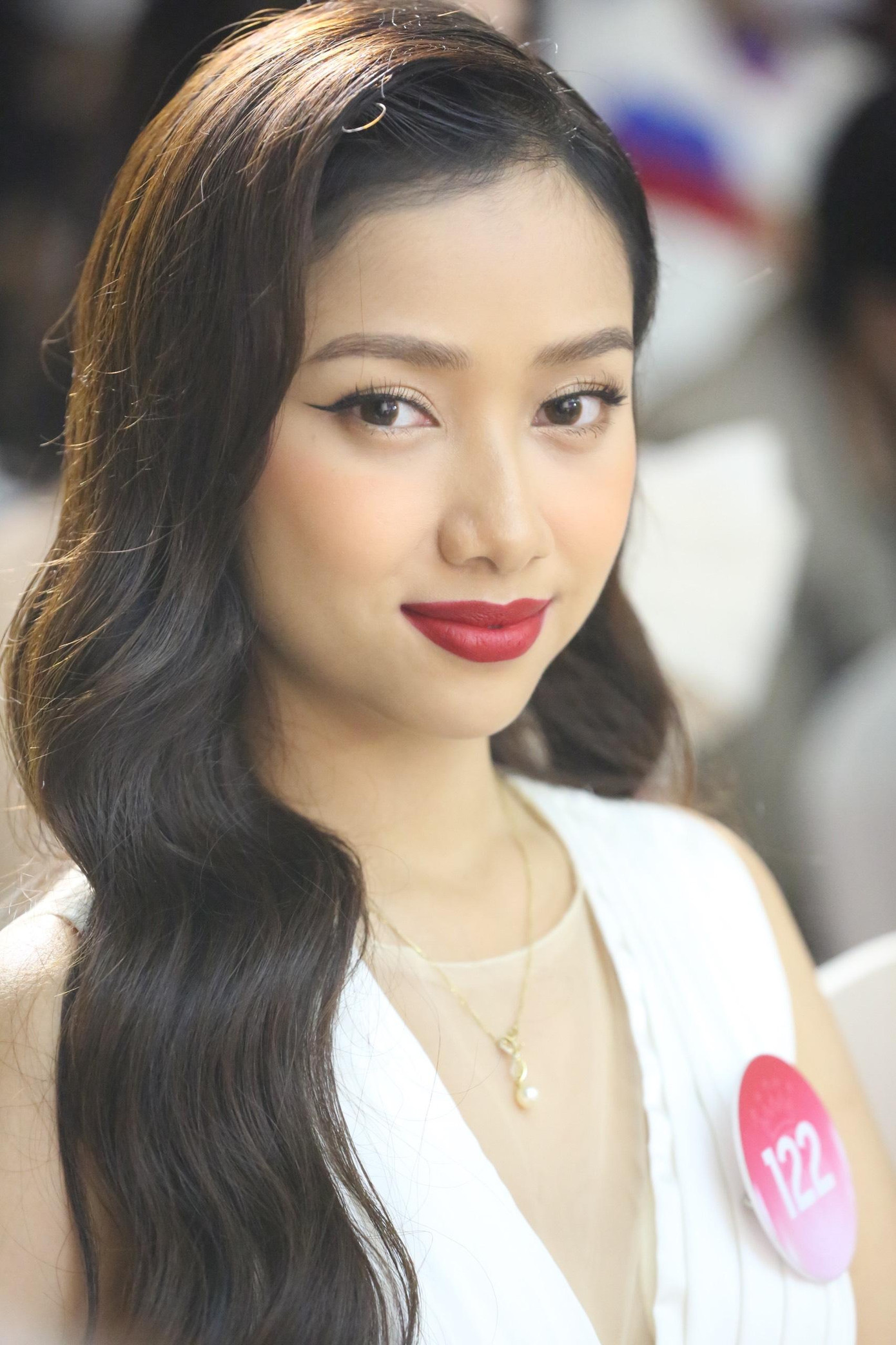 Nguyễn Ngọc Mai chọn màu môi đậm để làm nổi bật trang phục. Trong khi đó, thí sinh Hoài Ngọc diện đầm hở vai để tôn lên vẻ nữ tính.