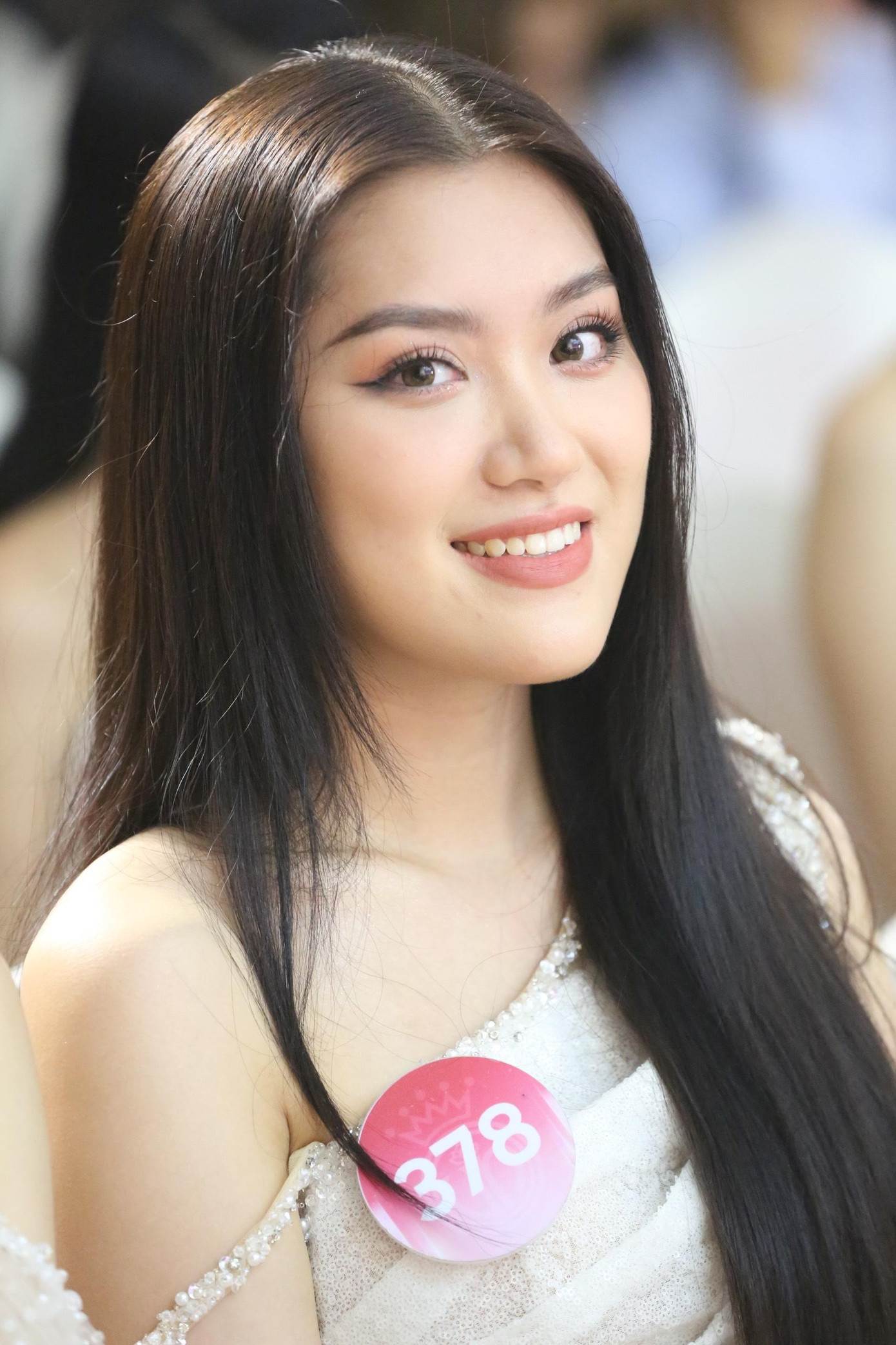 Góc nghiêng của hai thí sinh đến từ Đại học Kinh tế Quốc dân Hà Nội Nguyễn Lê Nhật Quỳnh và Phan Phương Oanh.