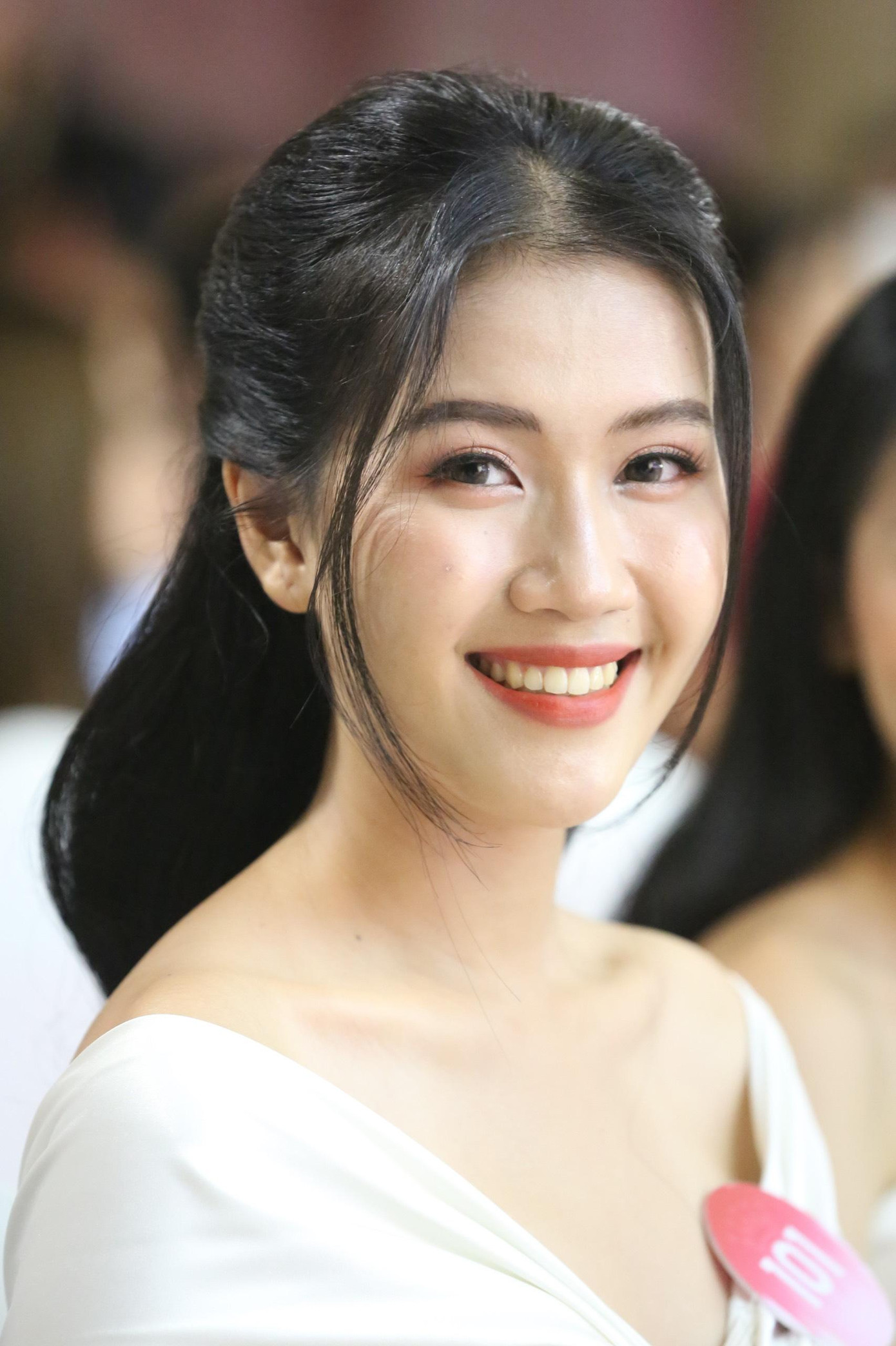 Thí sinh Lê Nguyễn Ngọc Hằng và Phạm Thị Hồng Thắm khoe nét đẹp nhẹ nhàng tại họp báo công bố vương miện Hoa hậu Việt Nam 2022. Cả hai thí sinh đều có kinh nghiệm chinh chiến tại Miss World Vietnam 2022.