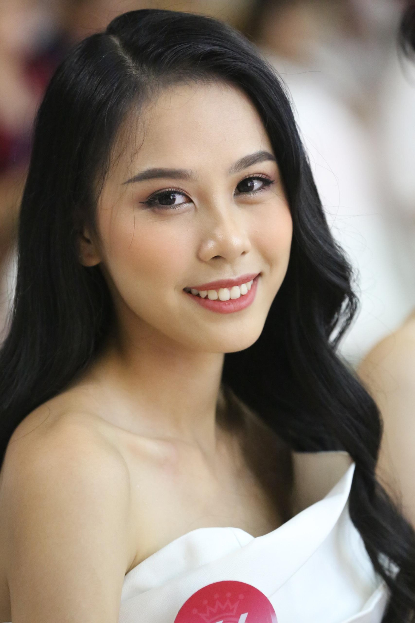 Thí sinh Lê Nguyễn Ngọc Hằng và Phạm Thị Hồng Thắm khoe nét đẹp nhẹ nhàng tại họp báo công bố vương miện Hoa hậu Việt Nam 2022. Cả hai thí sinh đều có kinh nghiệm chinh chiến tại Miss World Vietnam 2022.