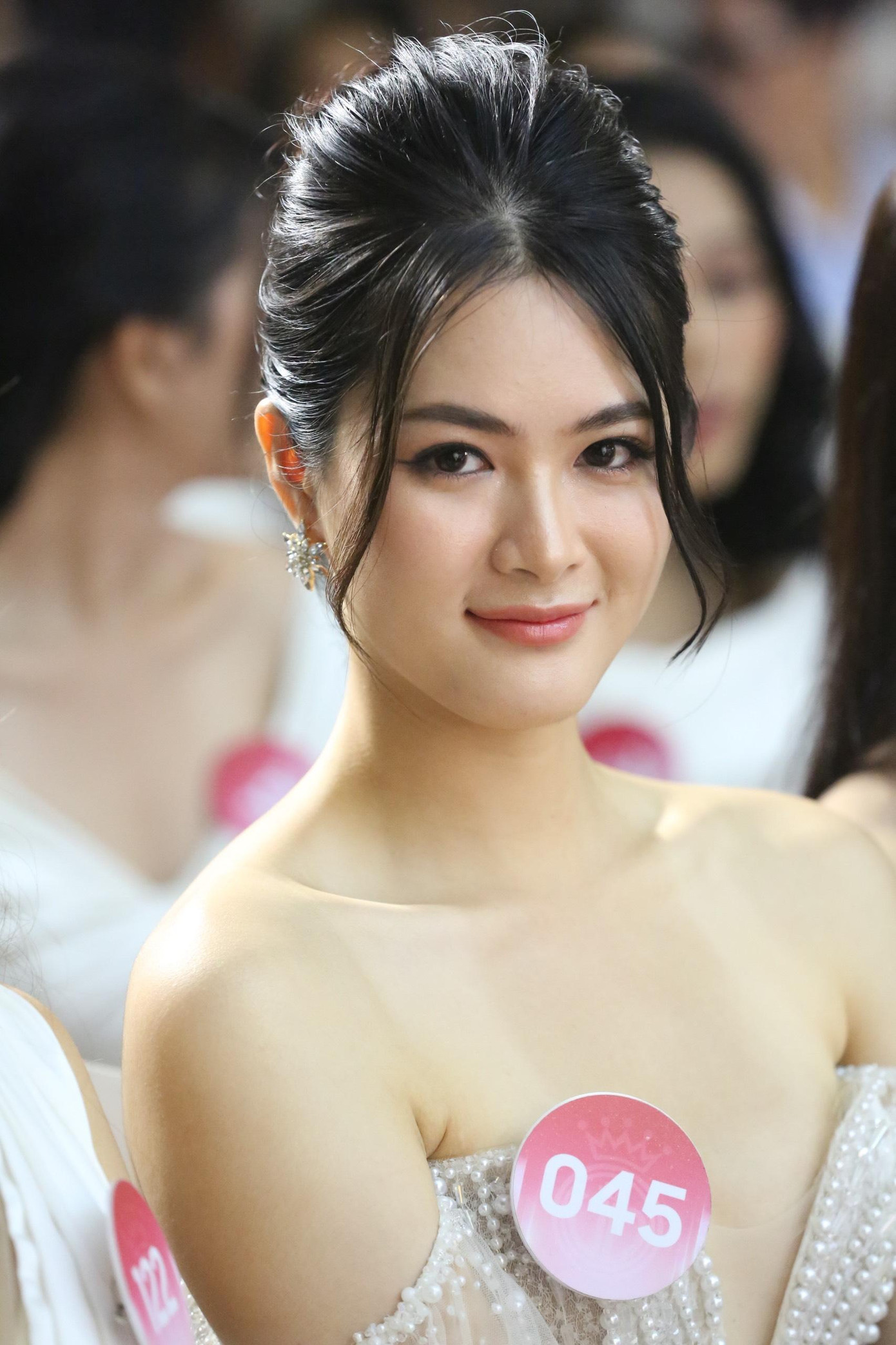 Nguyễn Ngọc Mai chọn màu môi đậm để làm nổi bật trang phục. Trong khi đó, thí sinh Hoài Ngọc diện đầm hở vai để tôn lên vẻ nữ tính.