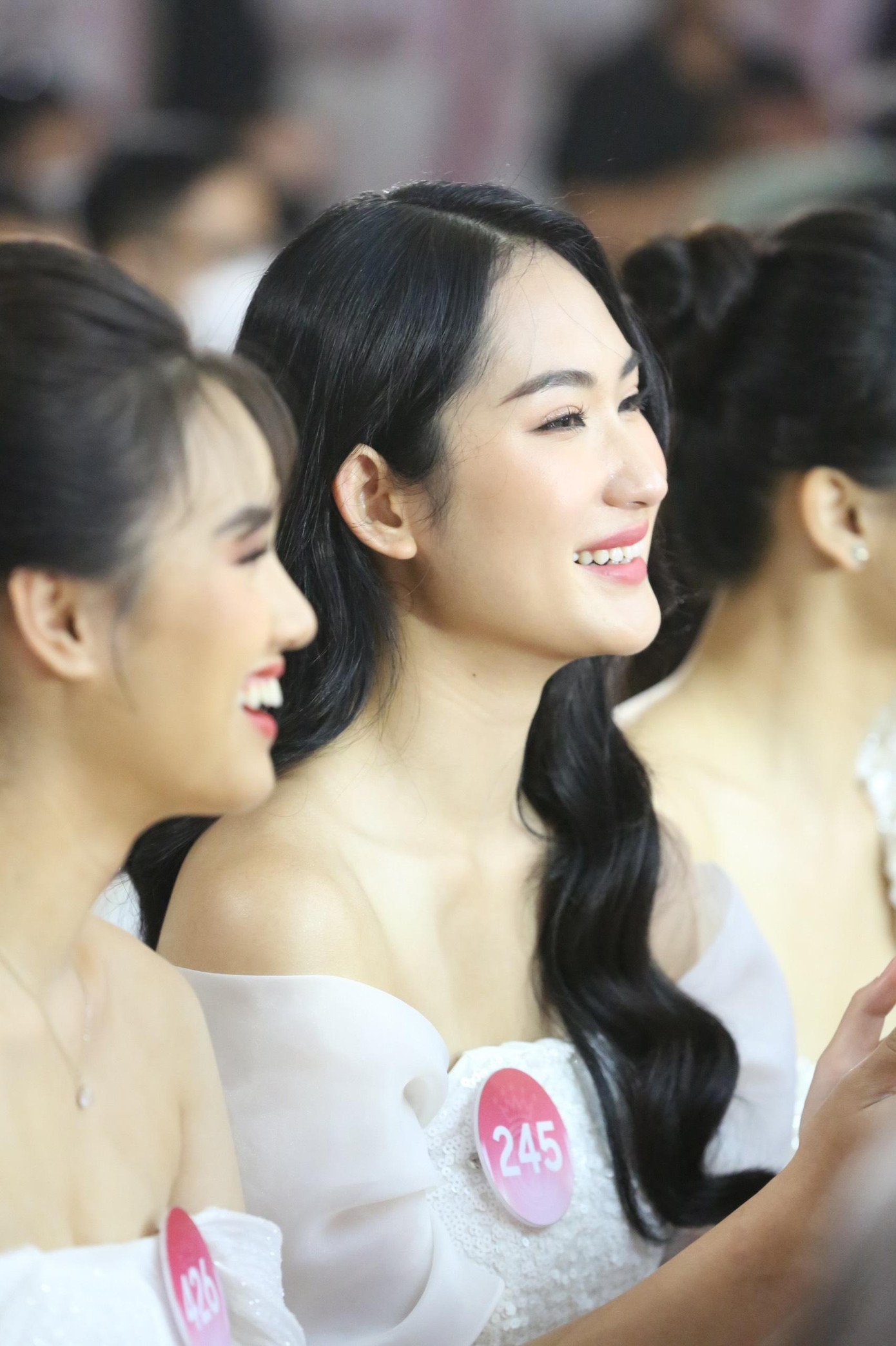 Góc nghiêng của hai thí sinh đến từ Đại học Kinh tế Quốc dân Hà Nội Nguyễn Lê Nhật Quỳnh và Phan Phương Oanh.