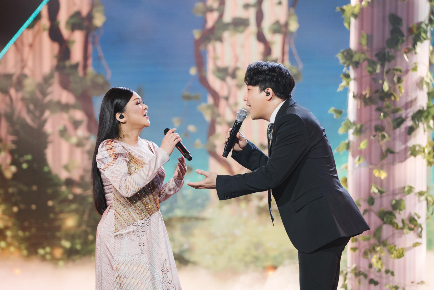 Sau hai màn biểu diễn đơn ca và song ca cùng Như Quỳnh, Trấn Thành nói: "Với tôi, chị Như Quỳnh có nhiều cái ‘The Best’. Chị là một hiện tượng hiếm hoi vừa đẹp cả giọng hát lẫn cách sống. Nhiều năm nữa cũng không ai có thể thay thế được Như Quỳnh. Cảm ơn sự tử tế và dễ thương của chị với Trấn Thành và khán giả”.