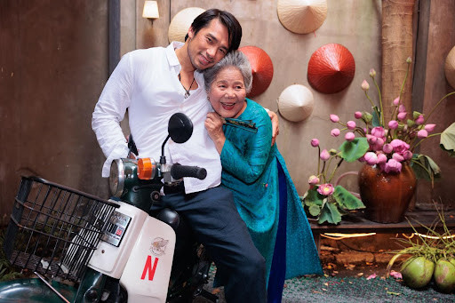 NSƯT Lê Thiện và nam chính Scott Ly trong phim. NSƯT Lê Thiện và nam chính Scott Ly trong phim.