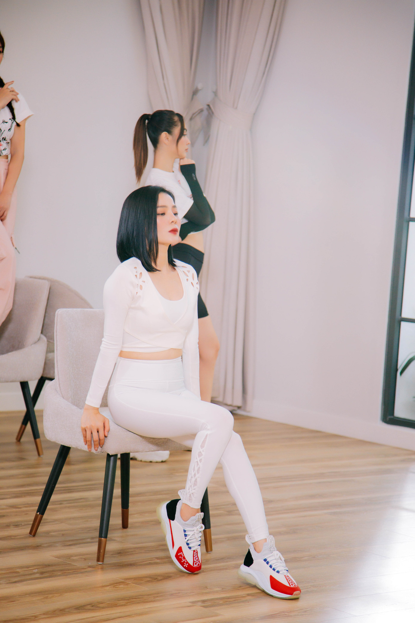 Lệ Quyên tự tập luyện vì biết vũ đạo là điểm yếu. Lệ Quyên tự tập luyện vì biết vũ đạo là điểm yếu.