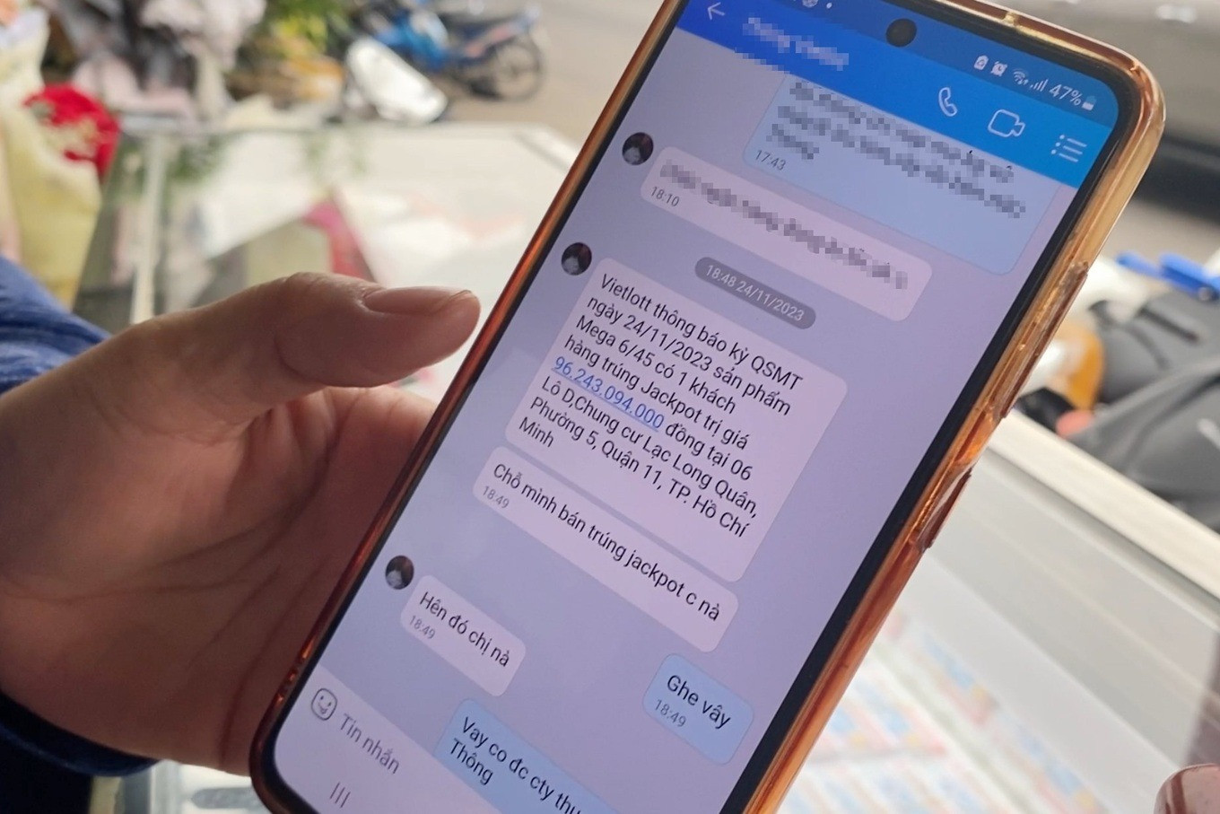 Tin nhắn nhân viên Vietlott báo tin bà có người trúng giải (Ảnh: An Huy).
