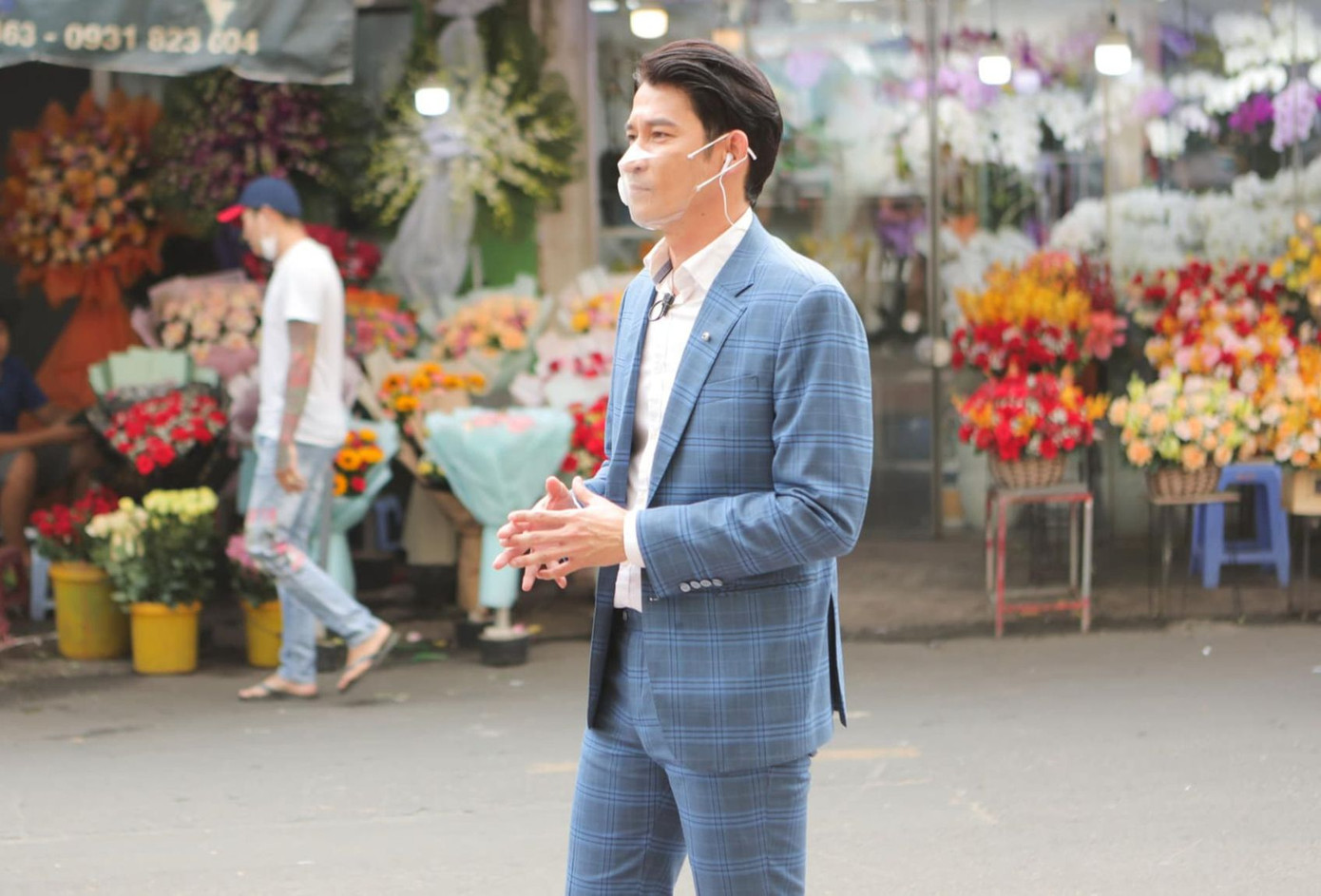 Trong mùa dịch, nam diễn viên miệt mài làm MC, đóng phim để lo cho gia đình. Trong cuộc phỏng vấn của Tiền Phong, Huy Khánh nói anh là người chỉ giỏi làm nghệ thuật. &quot;Nhiều lúc Huy Khánh cũng muốn kinh doanh nhưng không biết phải làm gì. Chuyện đó vợ tôi giỏi hơn&quot;, anh nói.