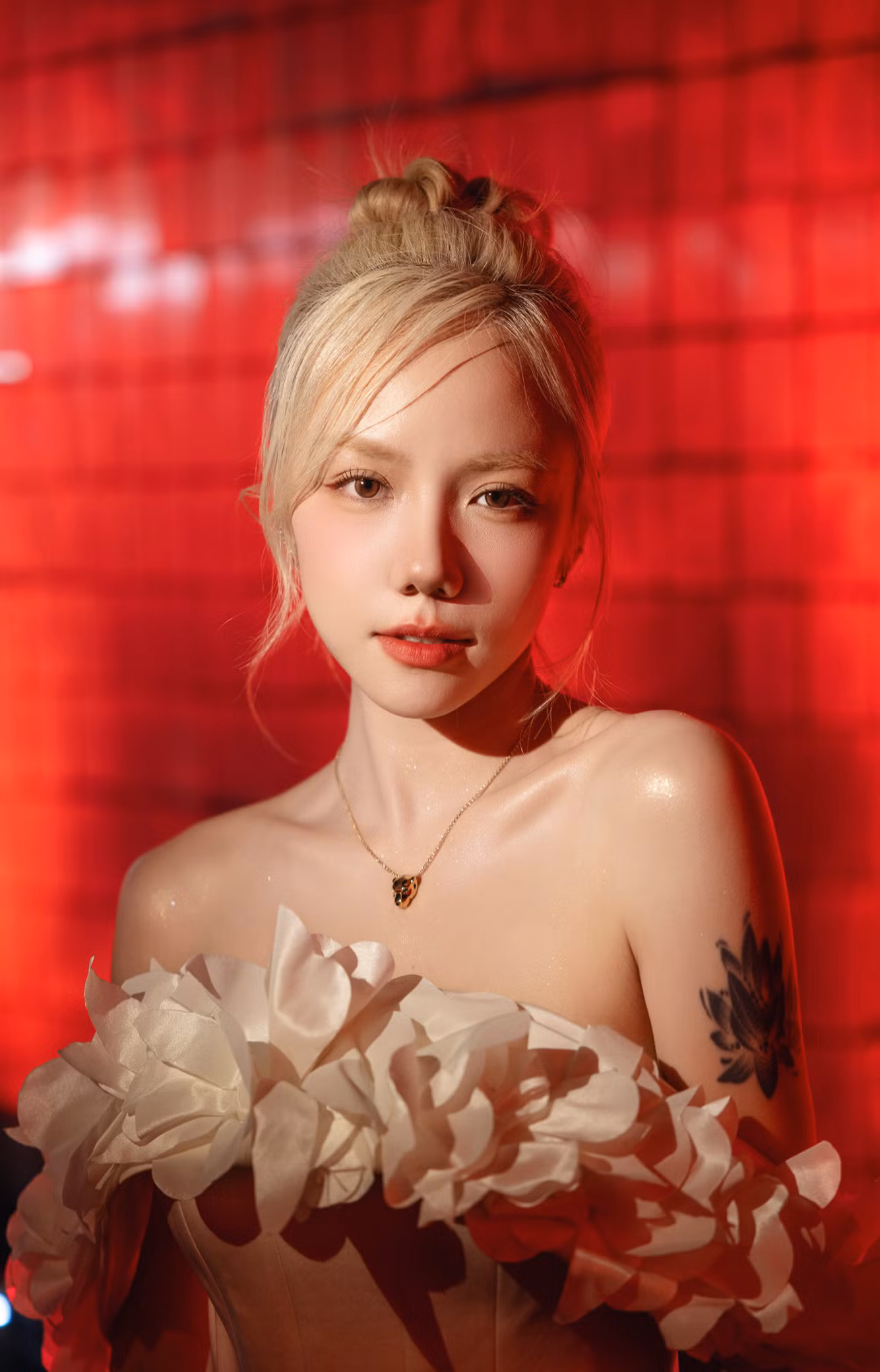 Phương Ly diện thiết kế lụa với chi tiết 3D hoa ở phần cúp ngực. Giọng ca Anh là ngoại lệ của em nhận nhiều lời khen với kiểu trang điểm nhẹ nhàng.
